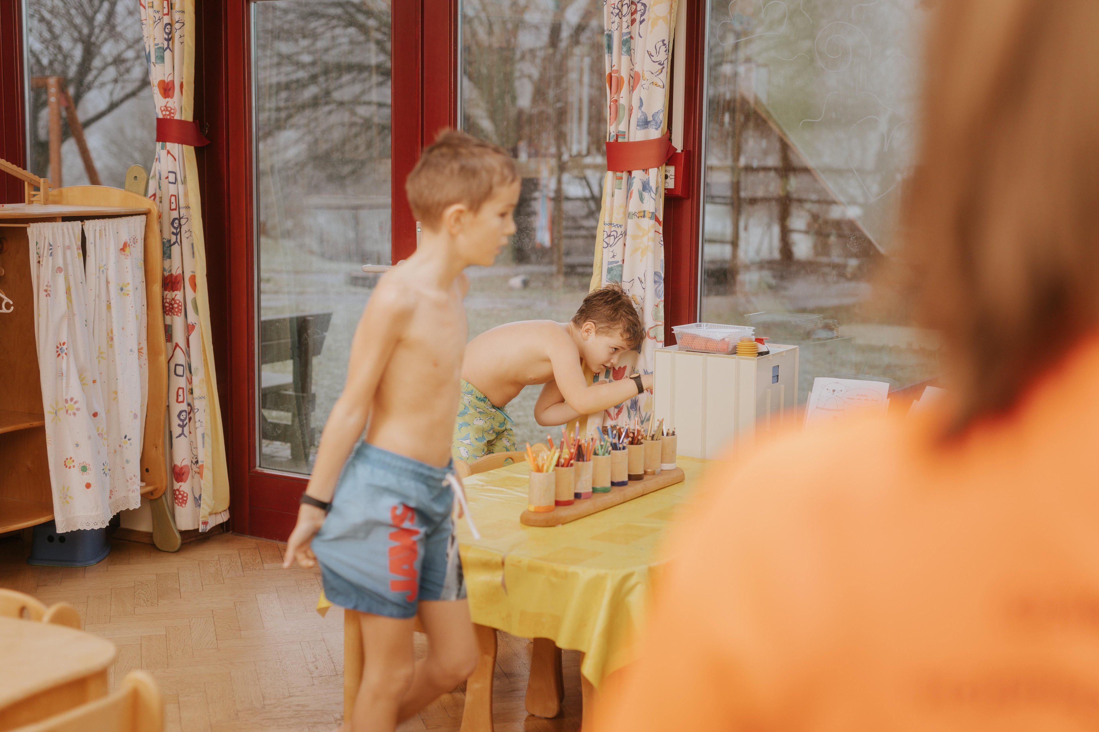Kinder nehmen an der Schnitzeljagd bei Ottos Fun Party teil. 