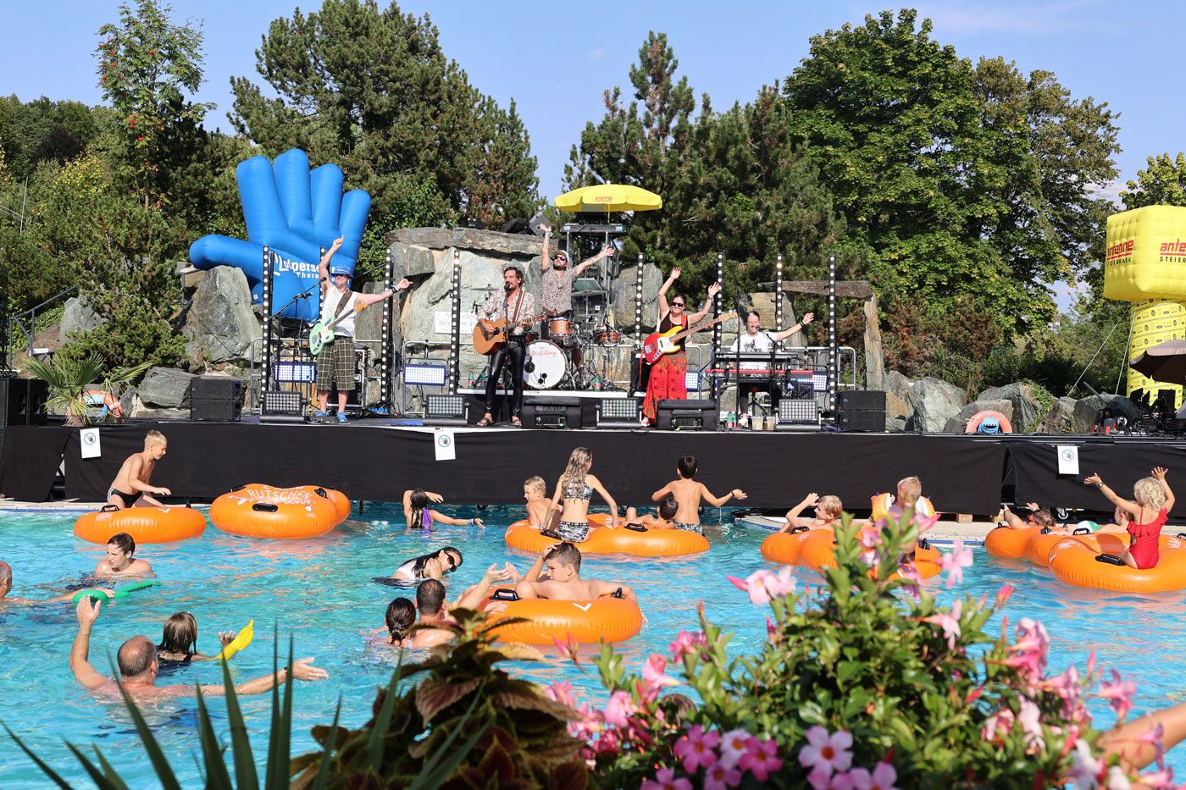 Band “ALLE ACHTUNG” gave a concert at the Acapulco basin