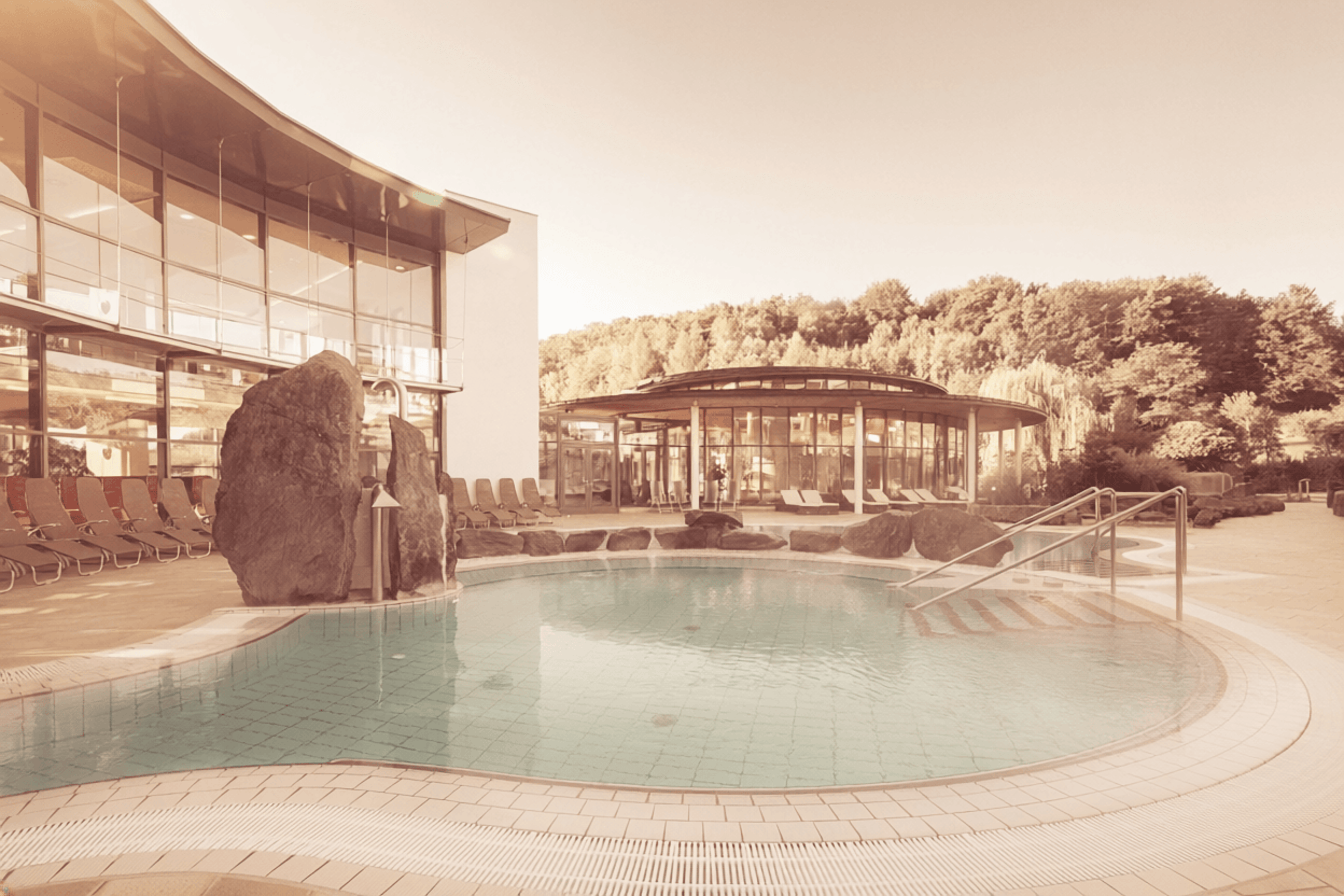 Thermalbecken im Schaffelbad mit Blick in die Natur.