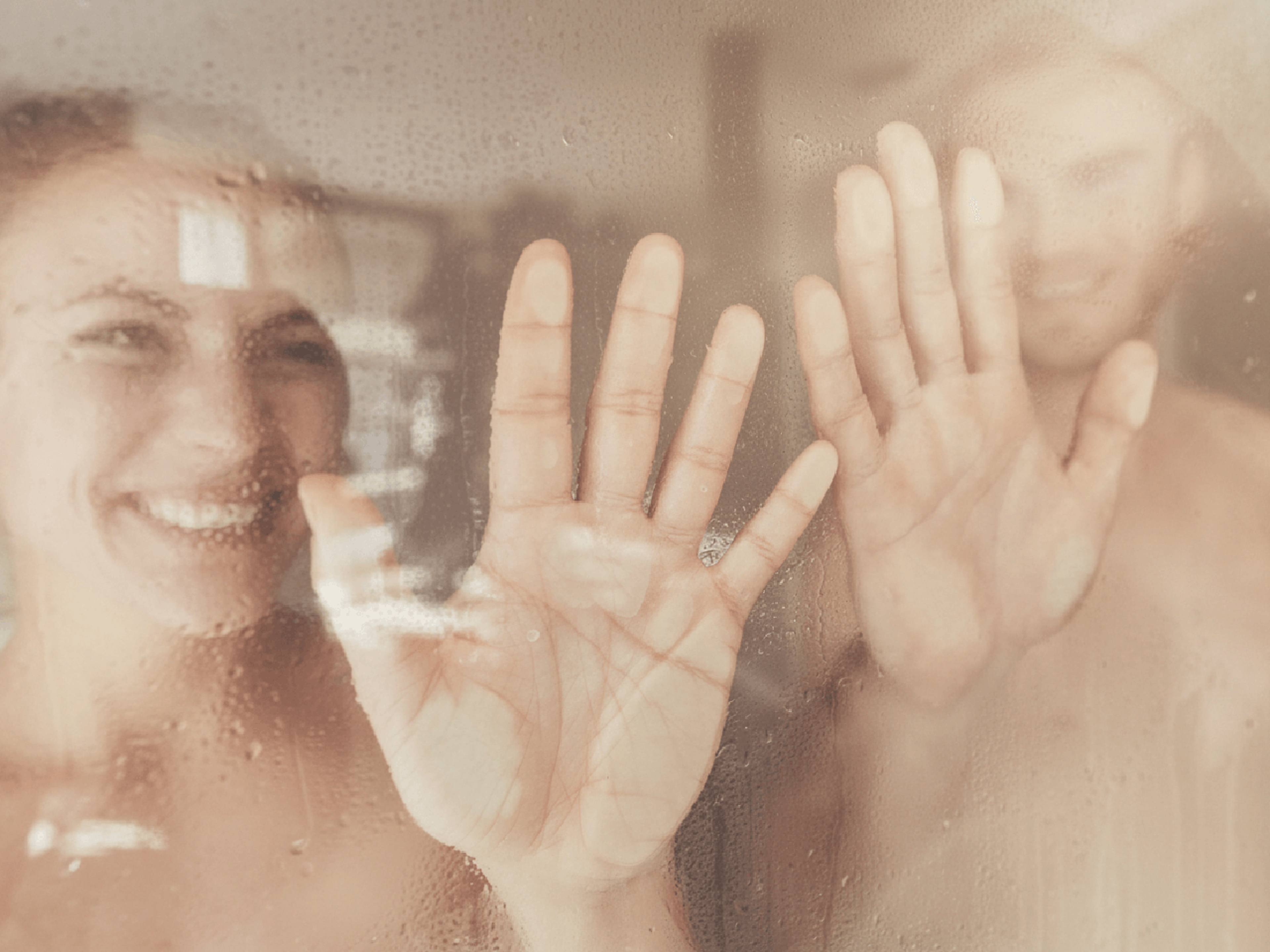 Ein Paar genießt die Dampfsauna.