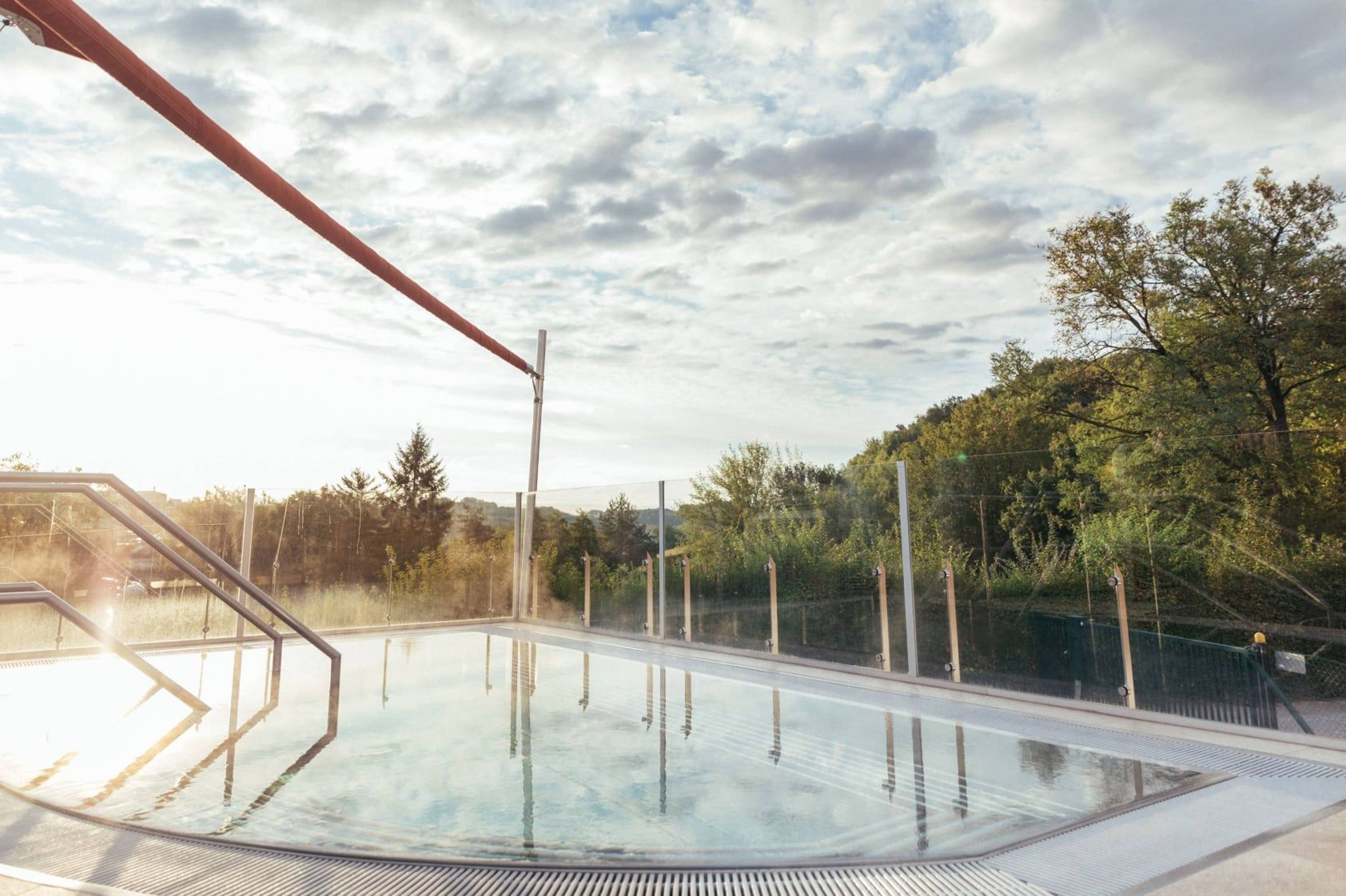 Thermalwhirlpool im Außenbereich
