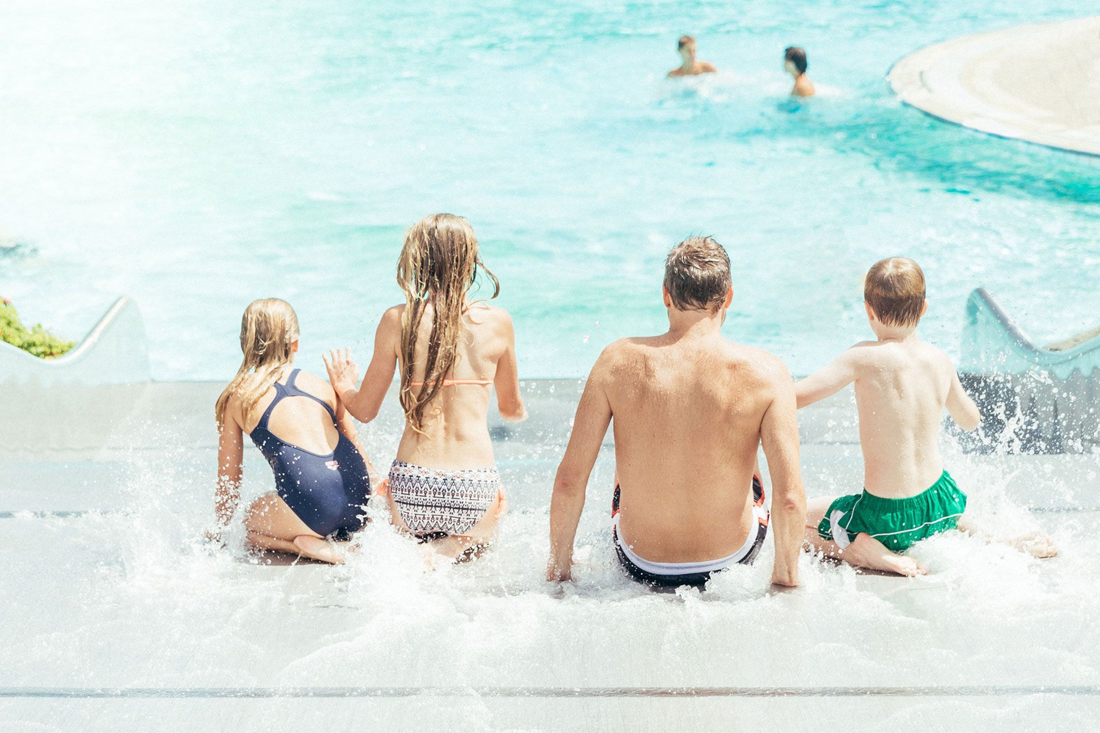 Familie beim Rutschen