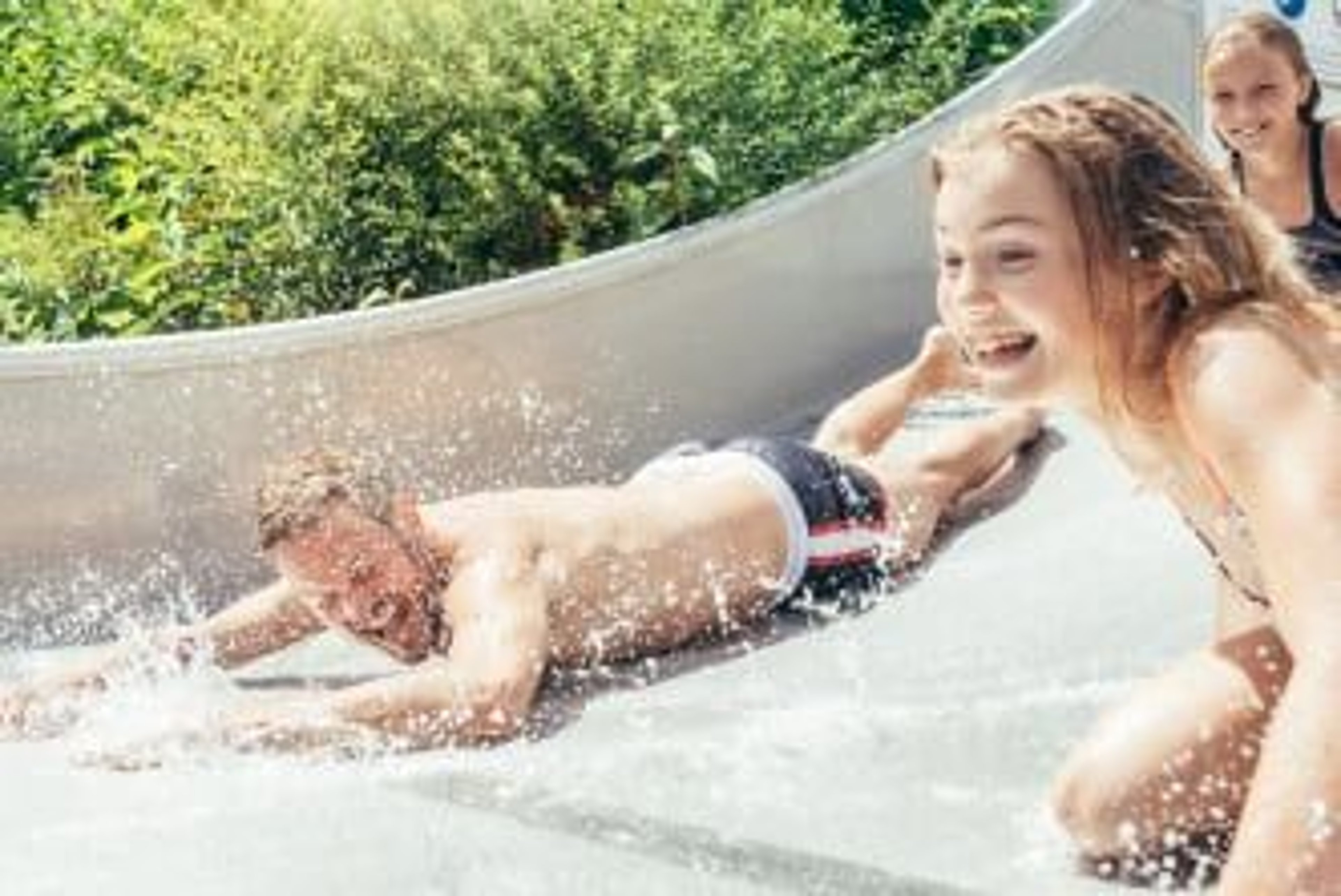 Spass auf der Breitenwellenrutsche im Außenbereich des Thermenressort Loipersdorf.