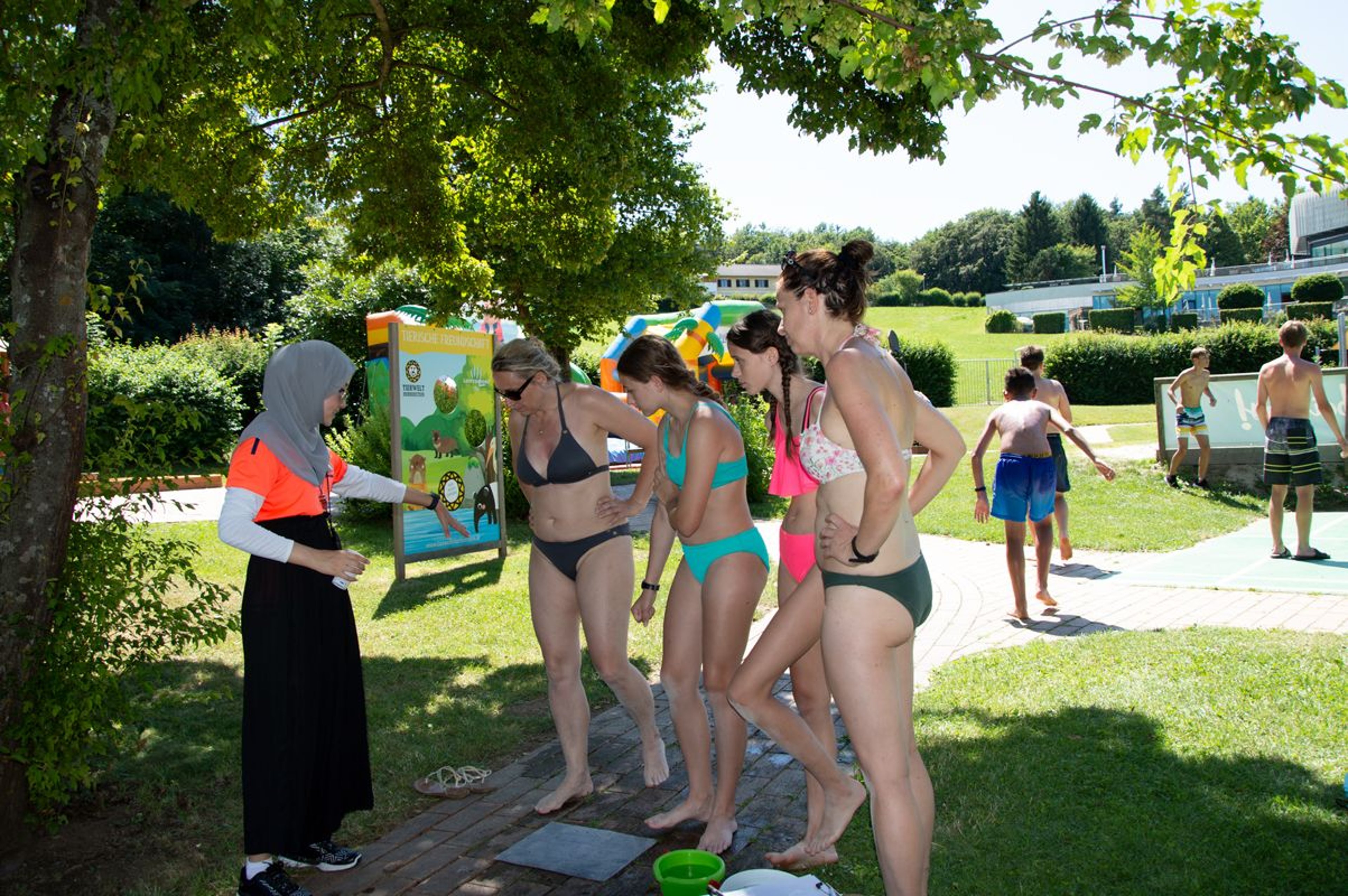 Animator plays with families