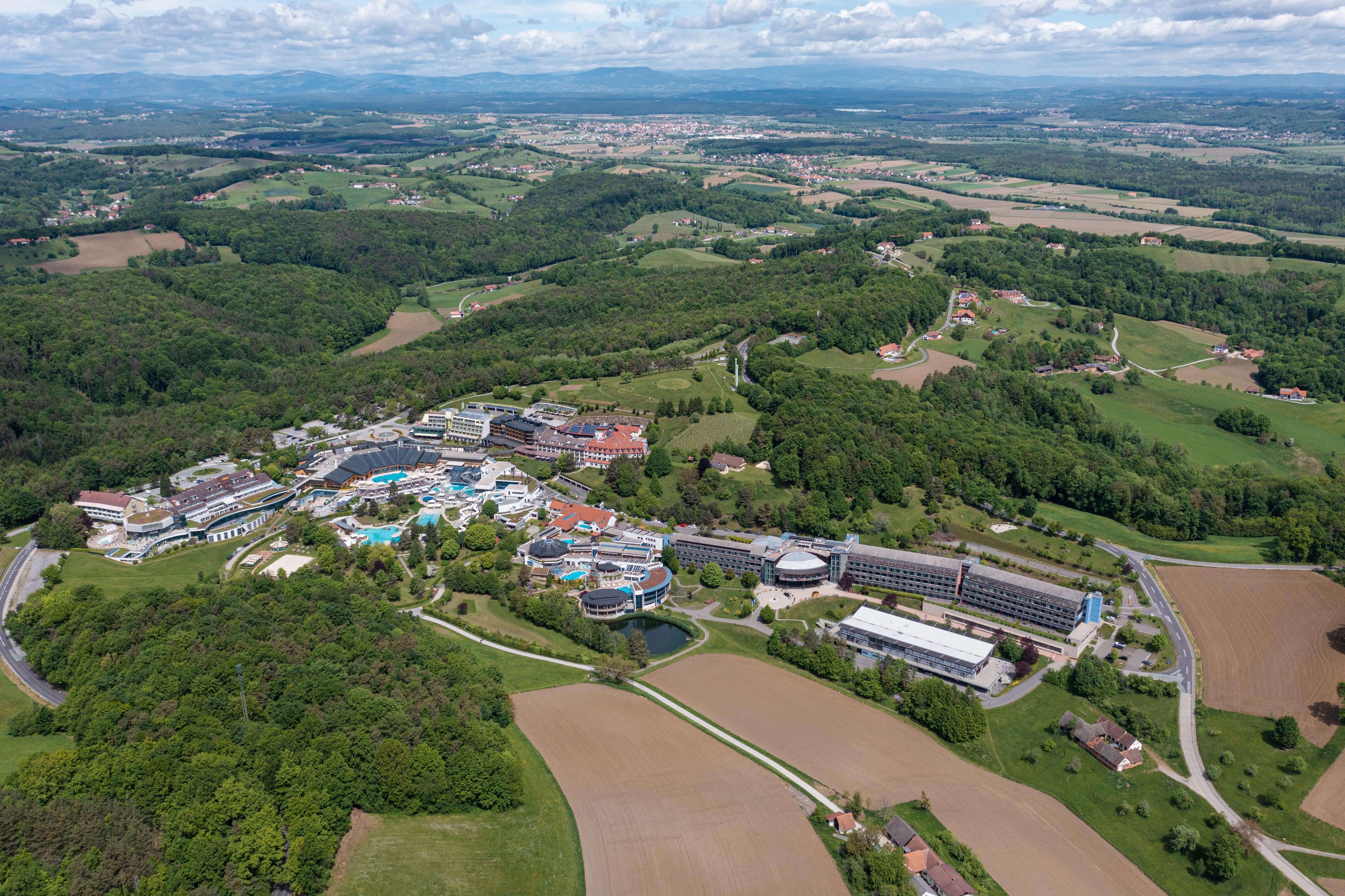 Übersicht über das Thermenresort Loipersdorf und die Thermenhotels mit direktem Verbindungsgang. 