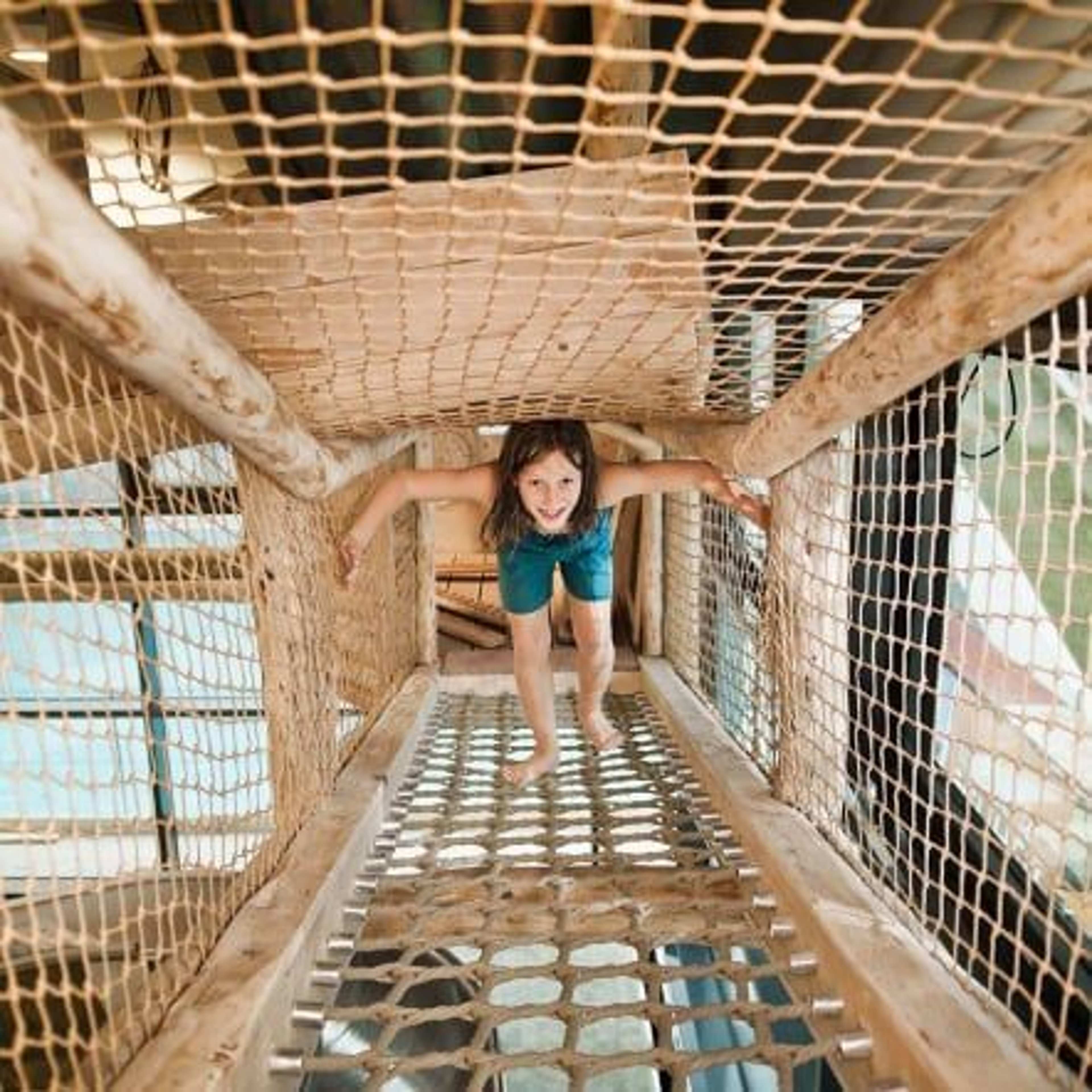 Kind in der Kletterhalle