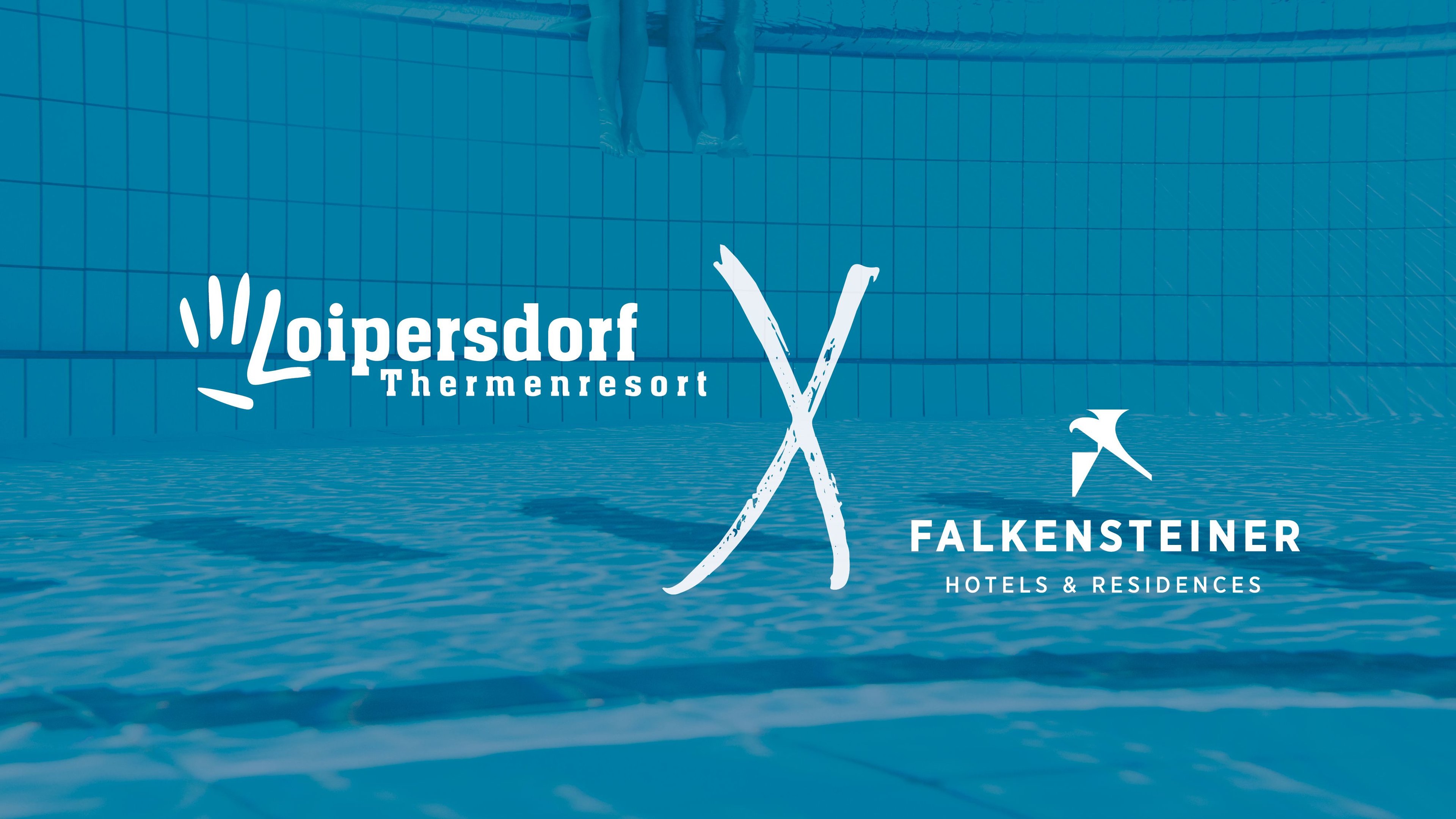 Zwei weiße Logos auf blauem Hintergrund mit Wasser und Fliesen, links das Logo von Loipersdorf Thermenresort, rechts das Logo von Falkensteiner Hotels & Residences, dazwischen ein weißes X.
