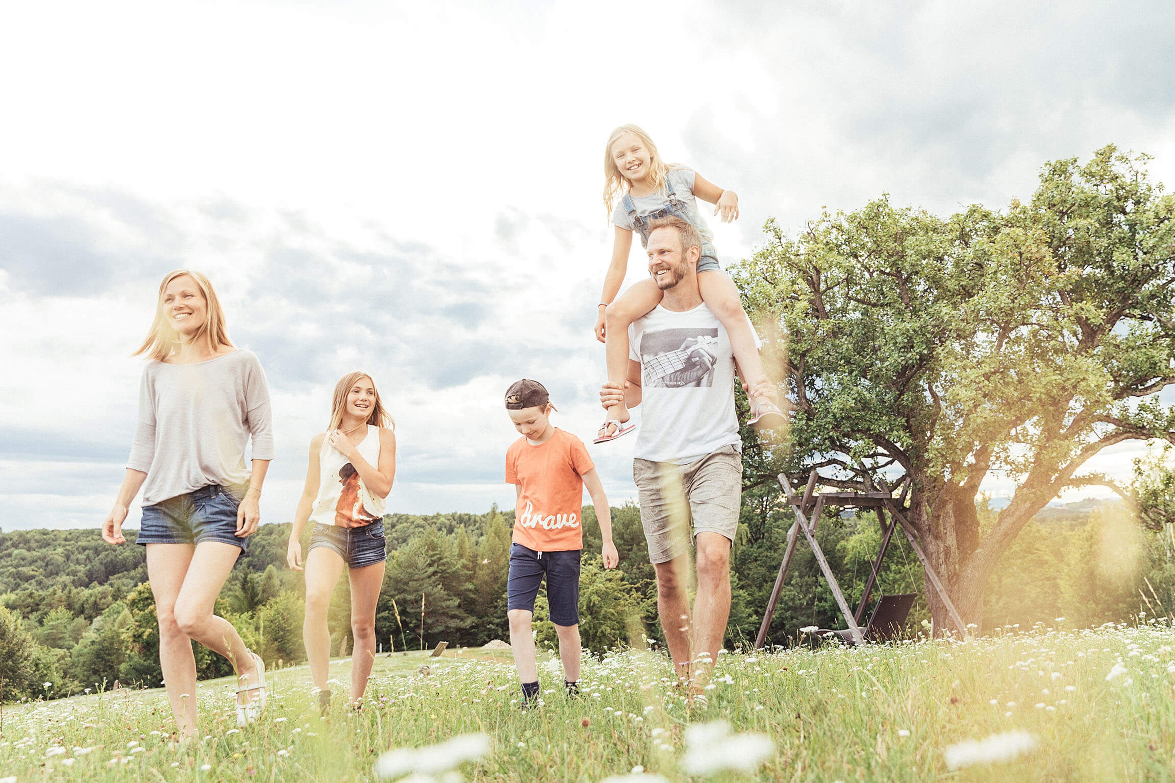 Eine Familie genießt die Zeit am Krafthügel voller Spaß.
