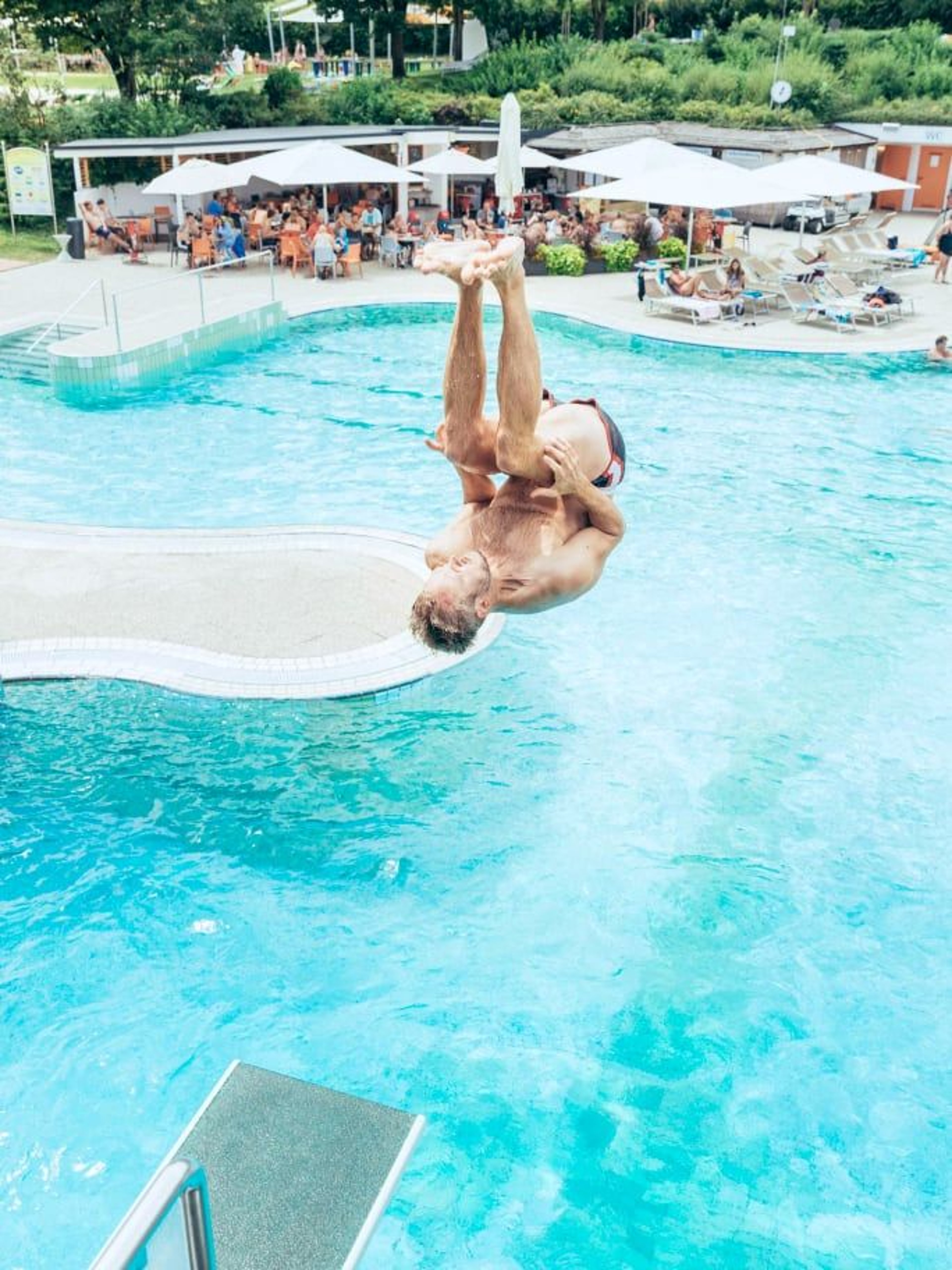 Man springt vom Sprungturm in das Aquapulcobecken. 