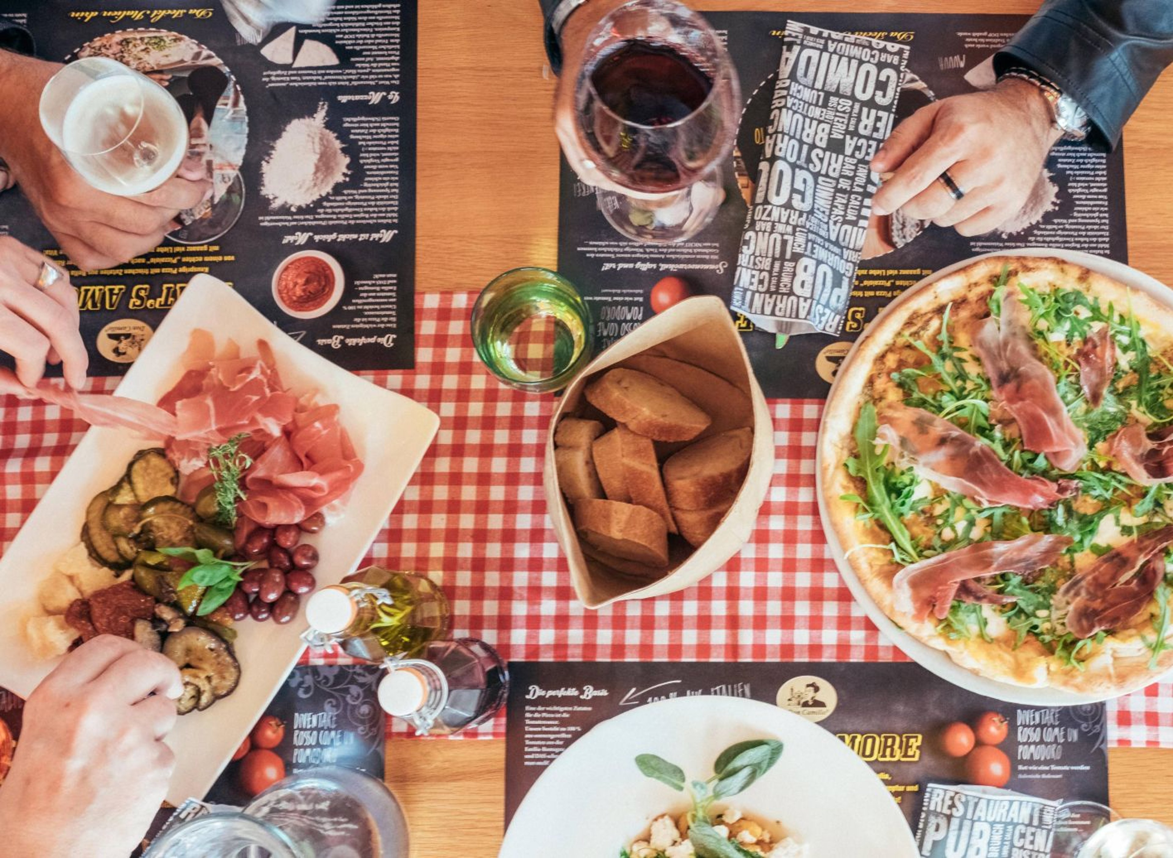 Ein gedeckter Tisch mit italienischen Speisen im Restaurant Don Camillo.