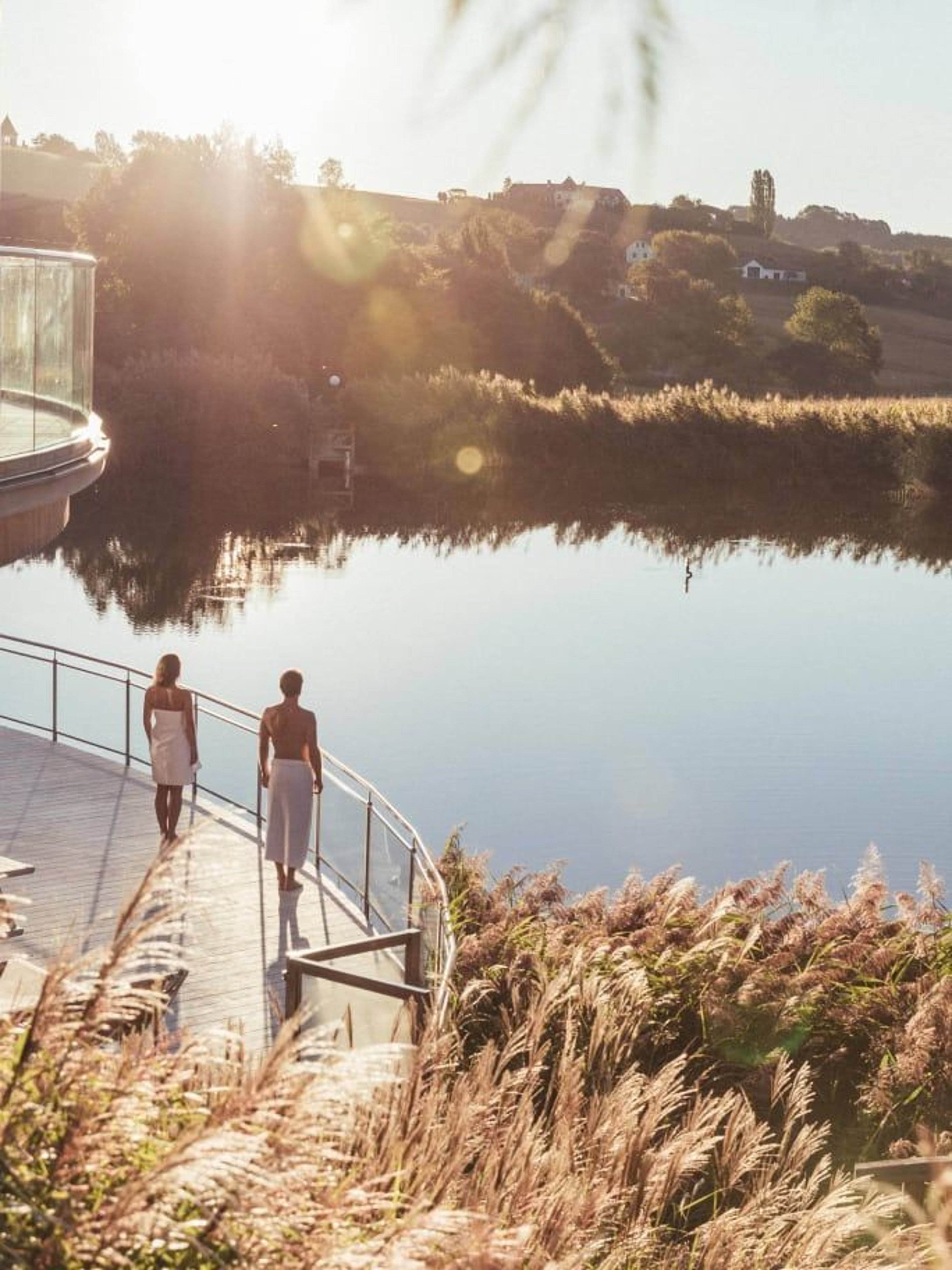 Pärchen steht auf der SeePavillon Terrasse und blickt über den Teich