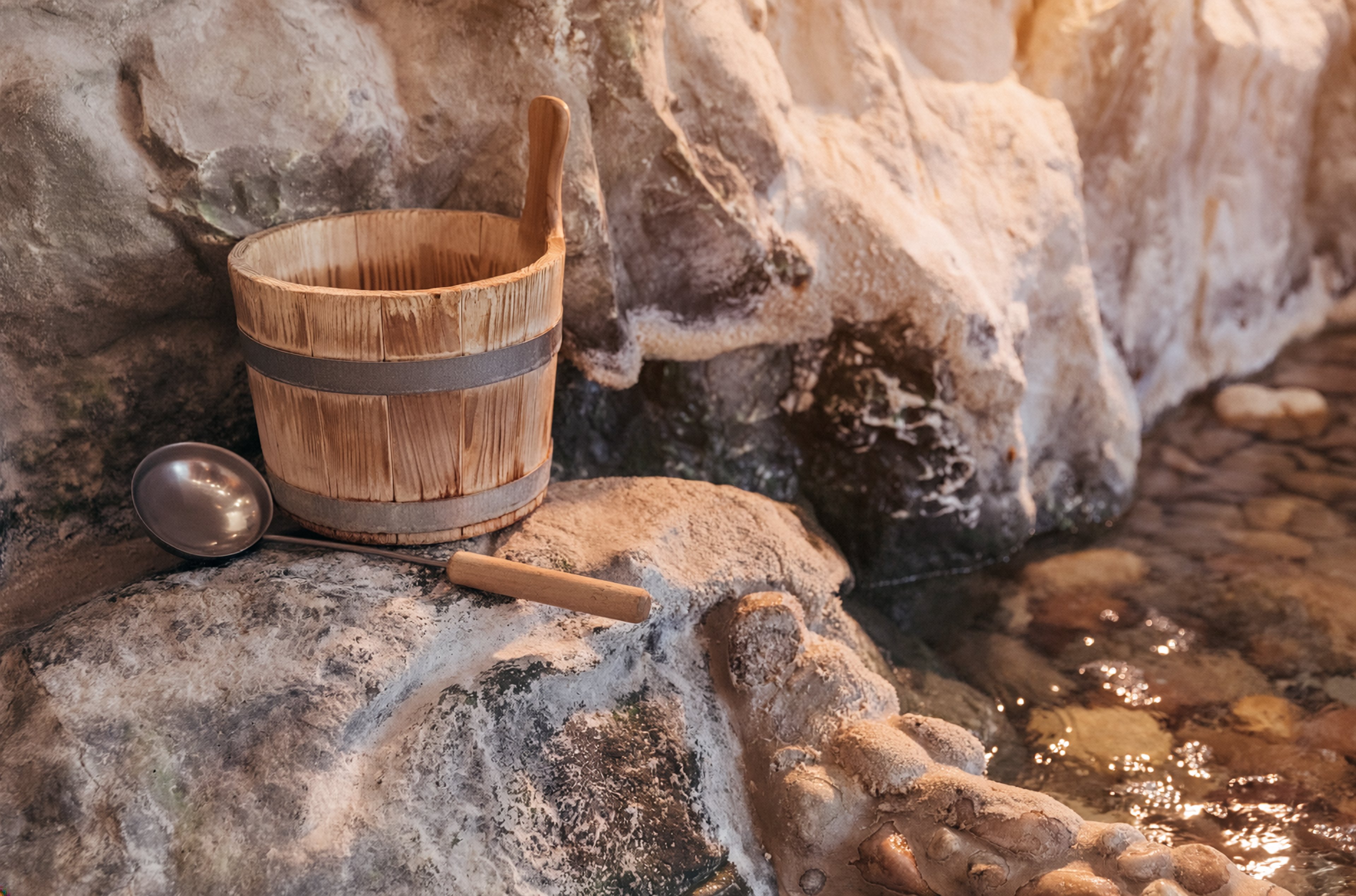 A sauna bucket with a ladle.