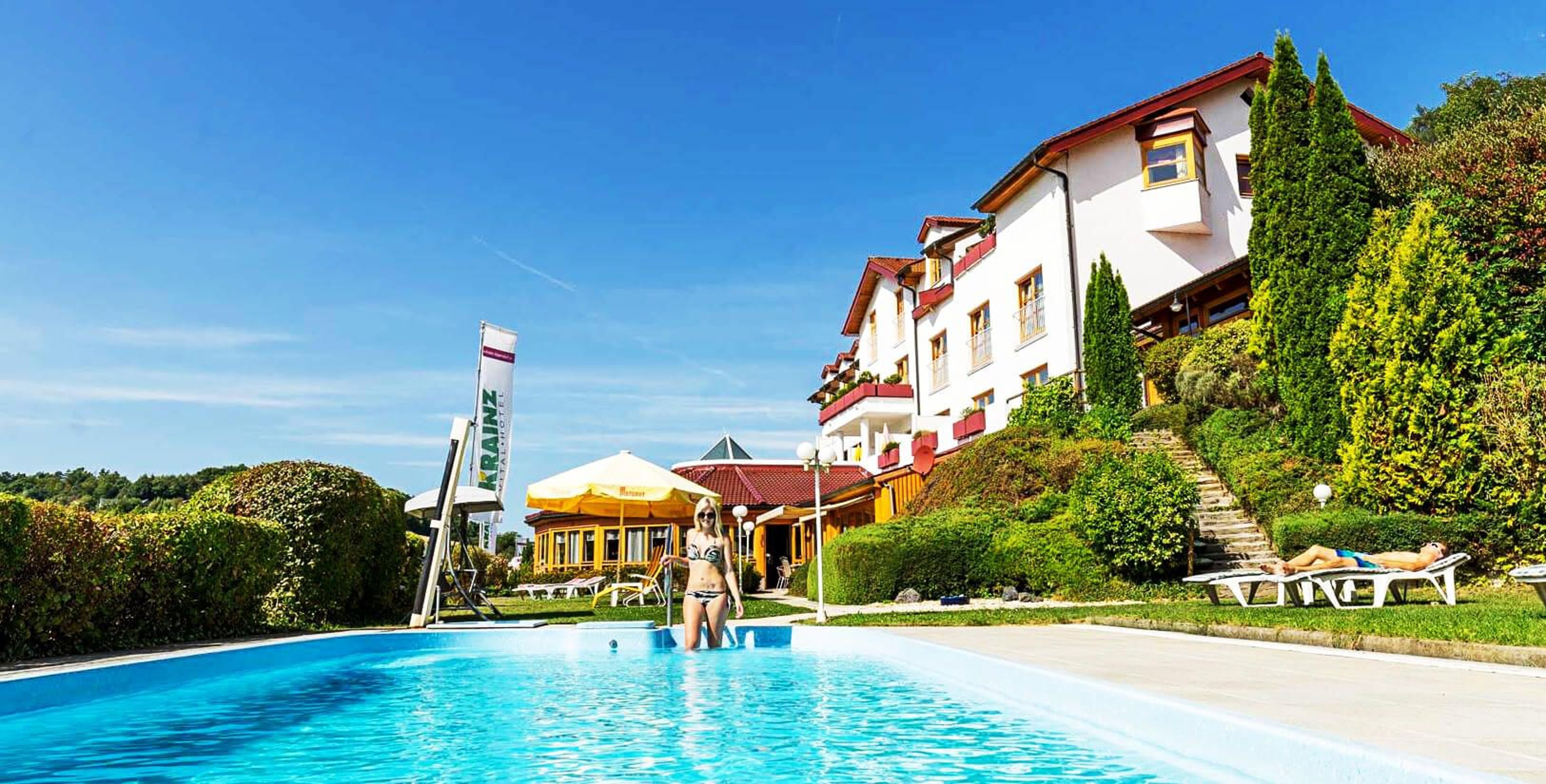 Das Vital Hotel Krainz von außen mit Pool.