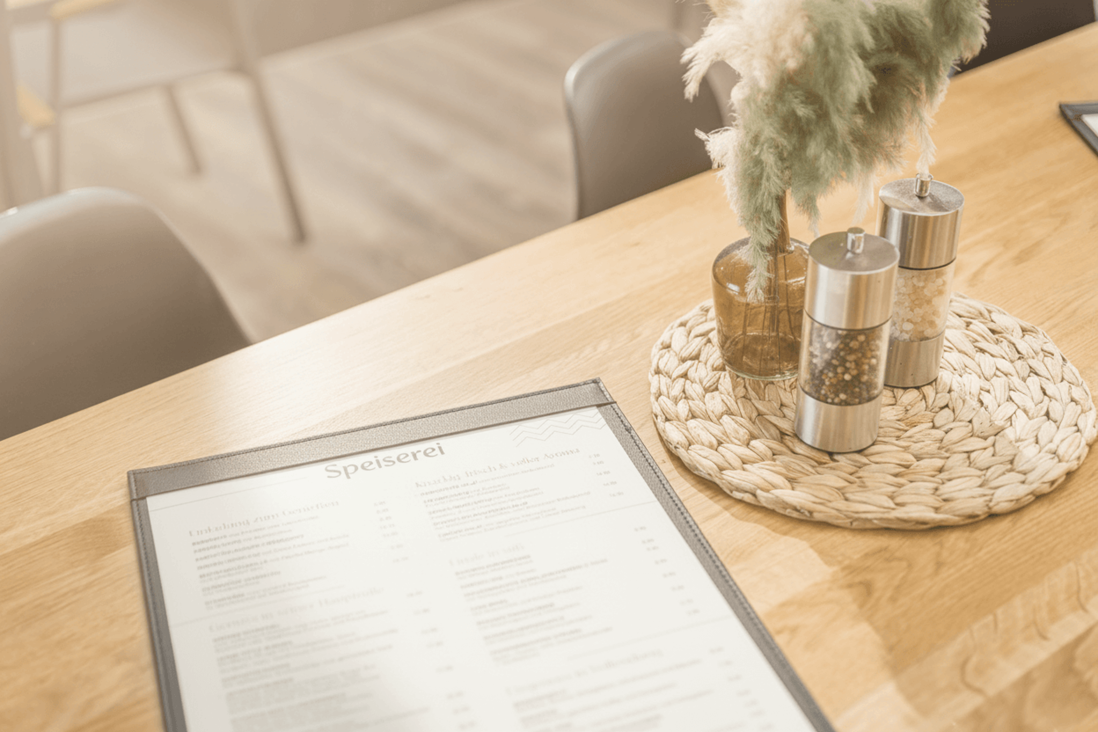 die Speisekarte der Speiserei liegt auf einen Tisch.
