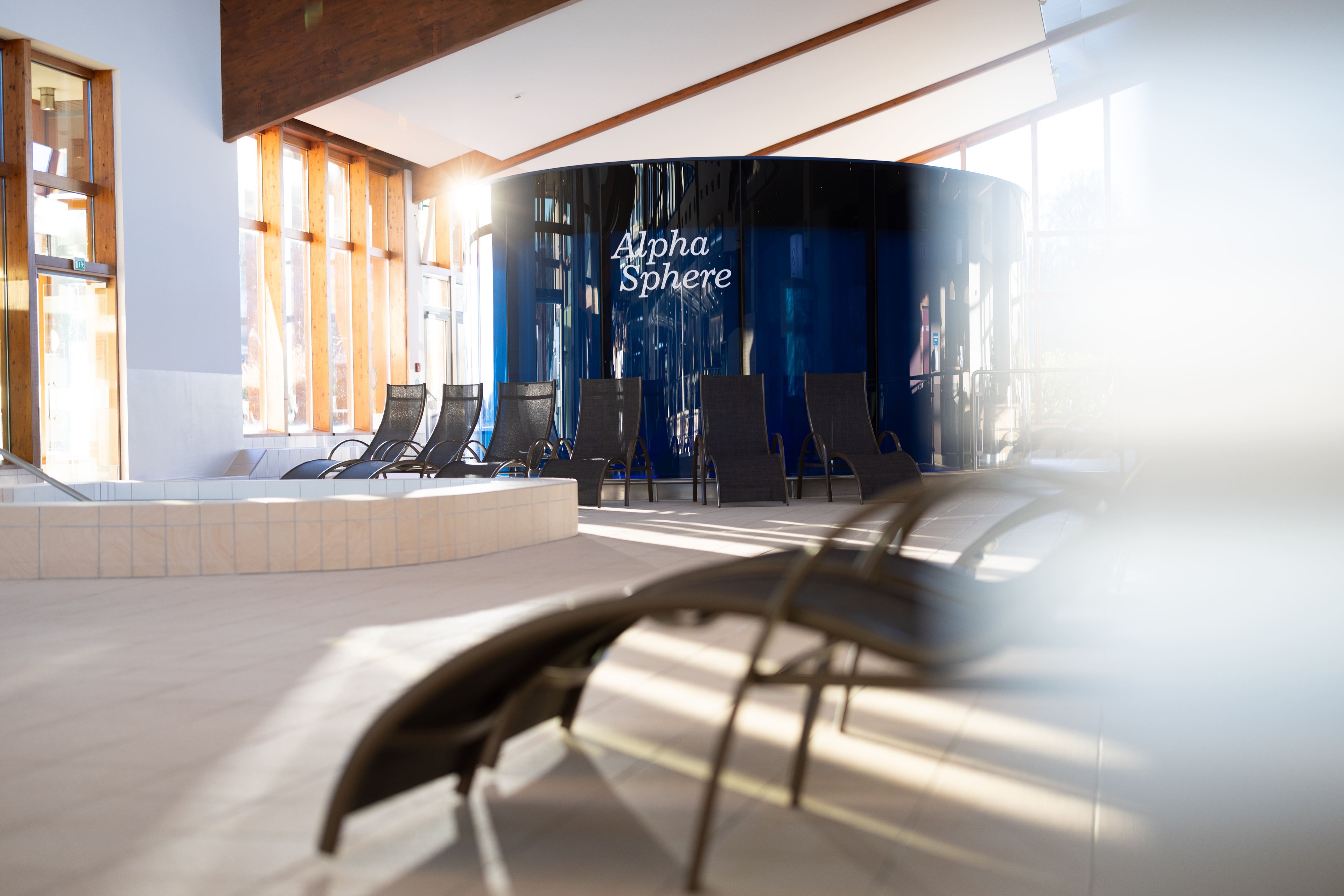 Alpha Sphere im Thermenresort Loipersdorf mit seitlicher Ansicht der Liege im Thermenbad. 