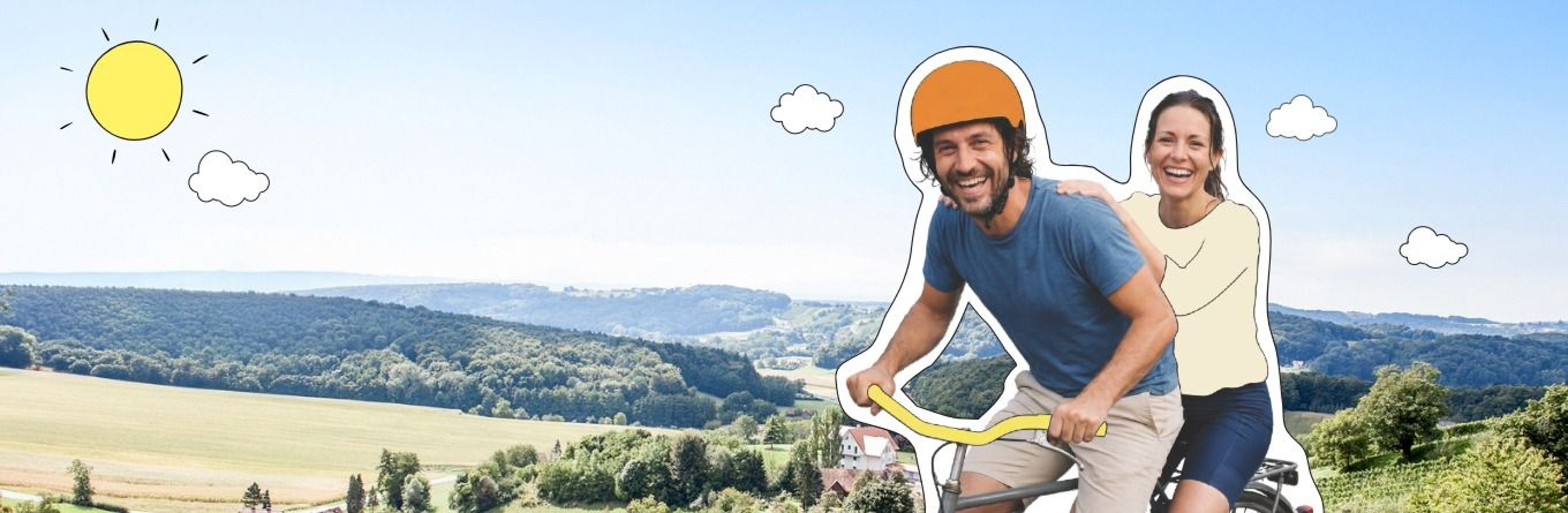 Zwei Personen auf einem Fahrrad vor einer Landschaft mit Feldern und Hügeln
