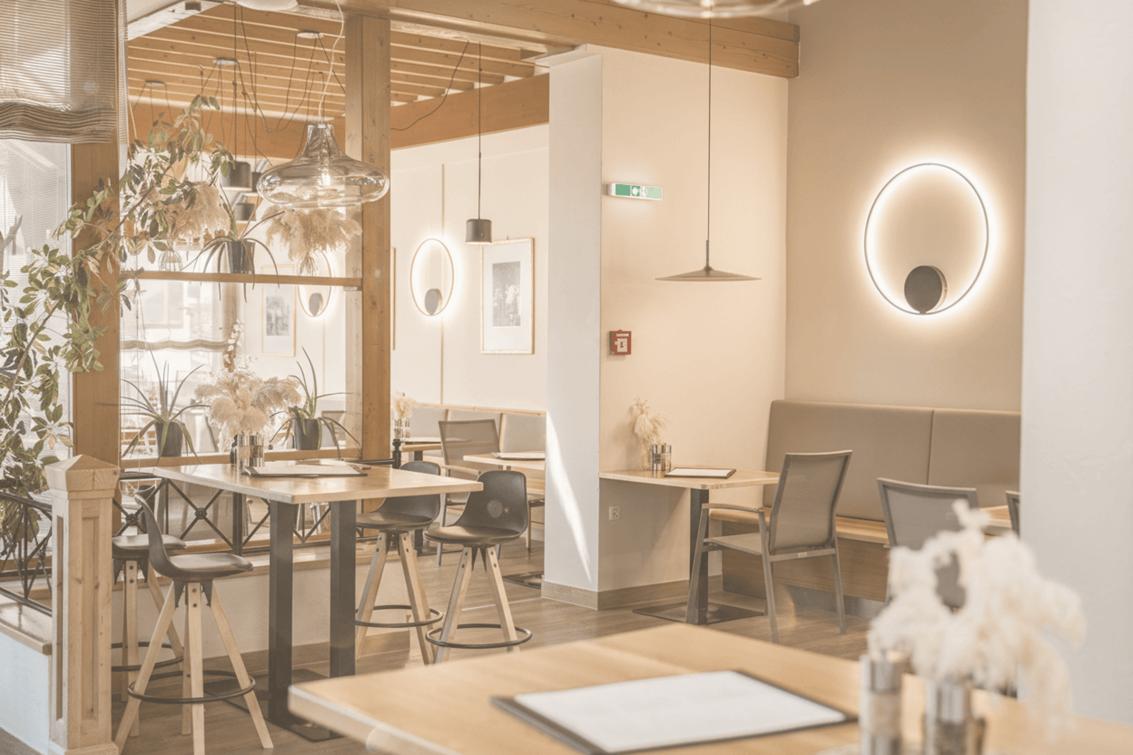 Tische in der Speiserei.