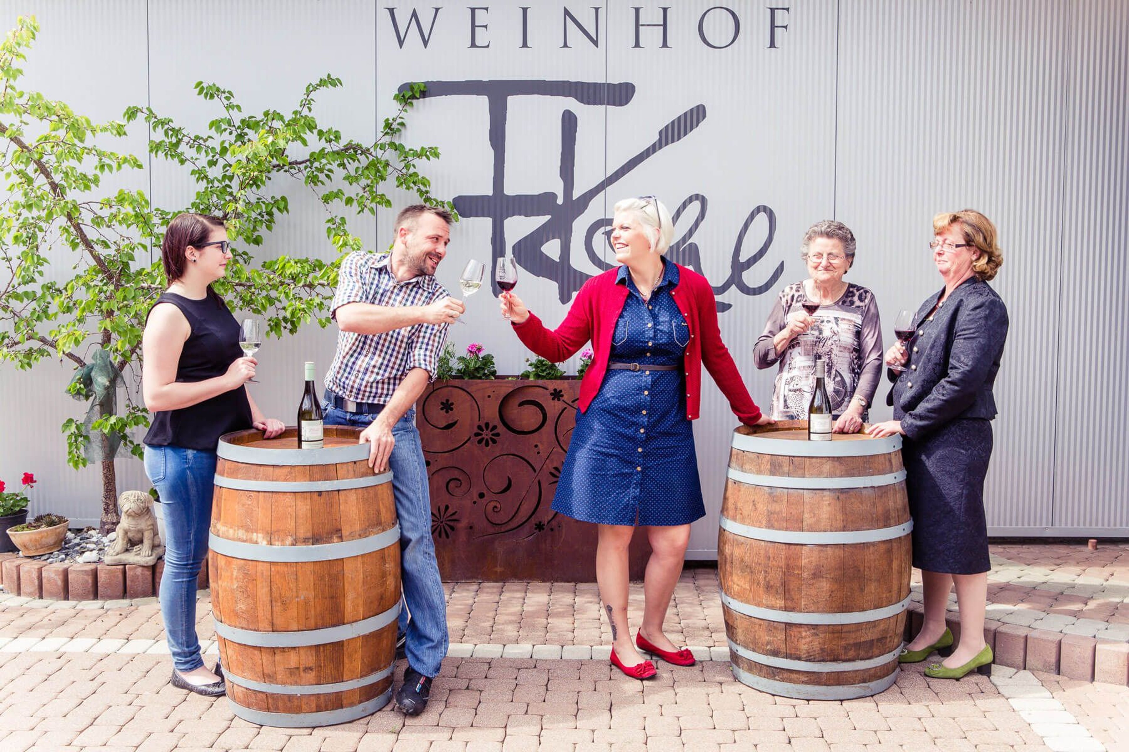 Die Familie Kohl stoßt zusammen bei einem Glas Wein an.