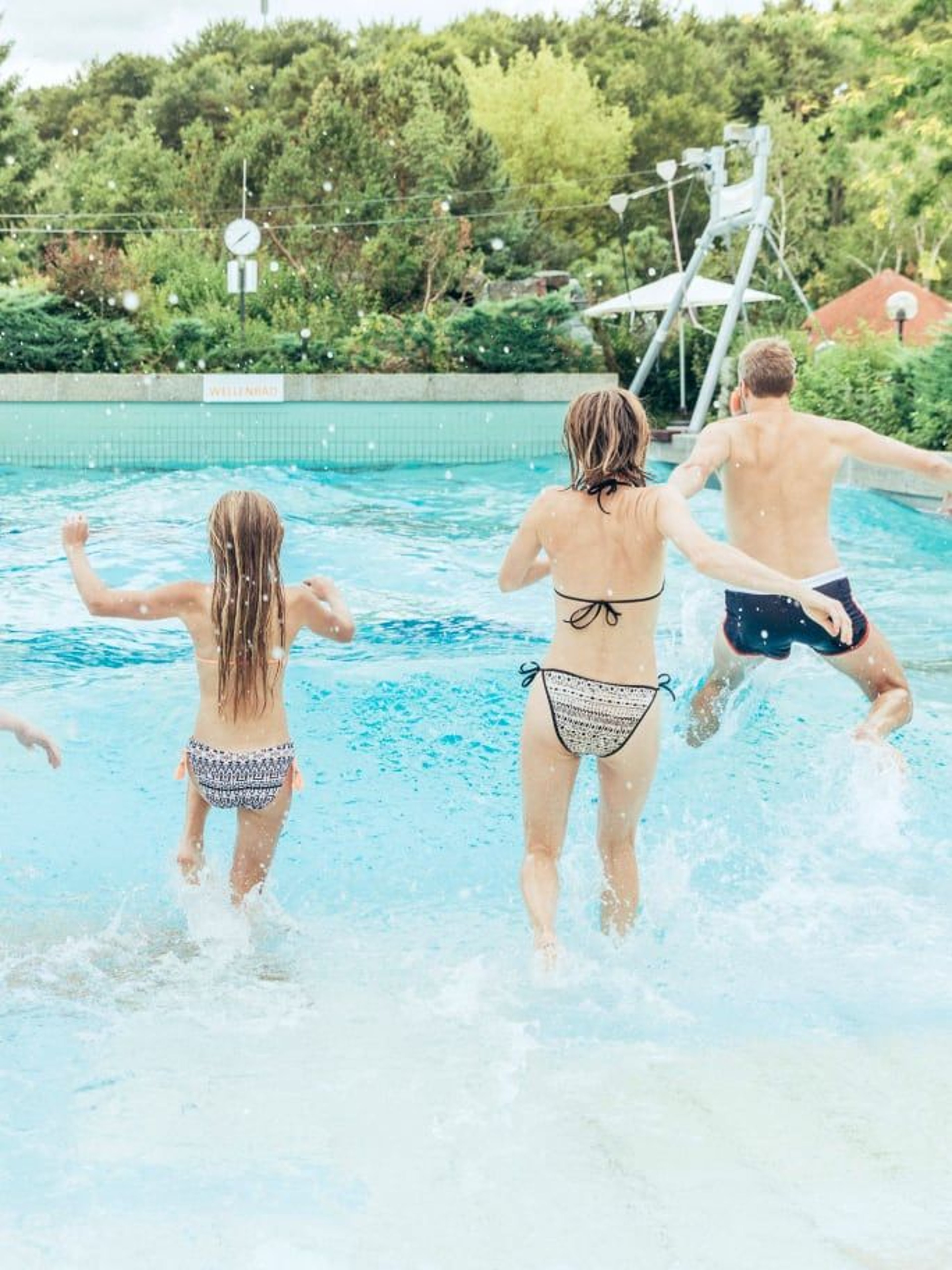 Kinder rennen ins Wellenbecken