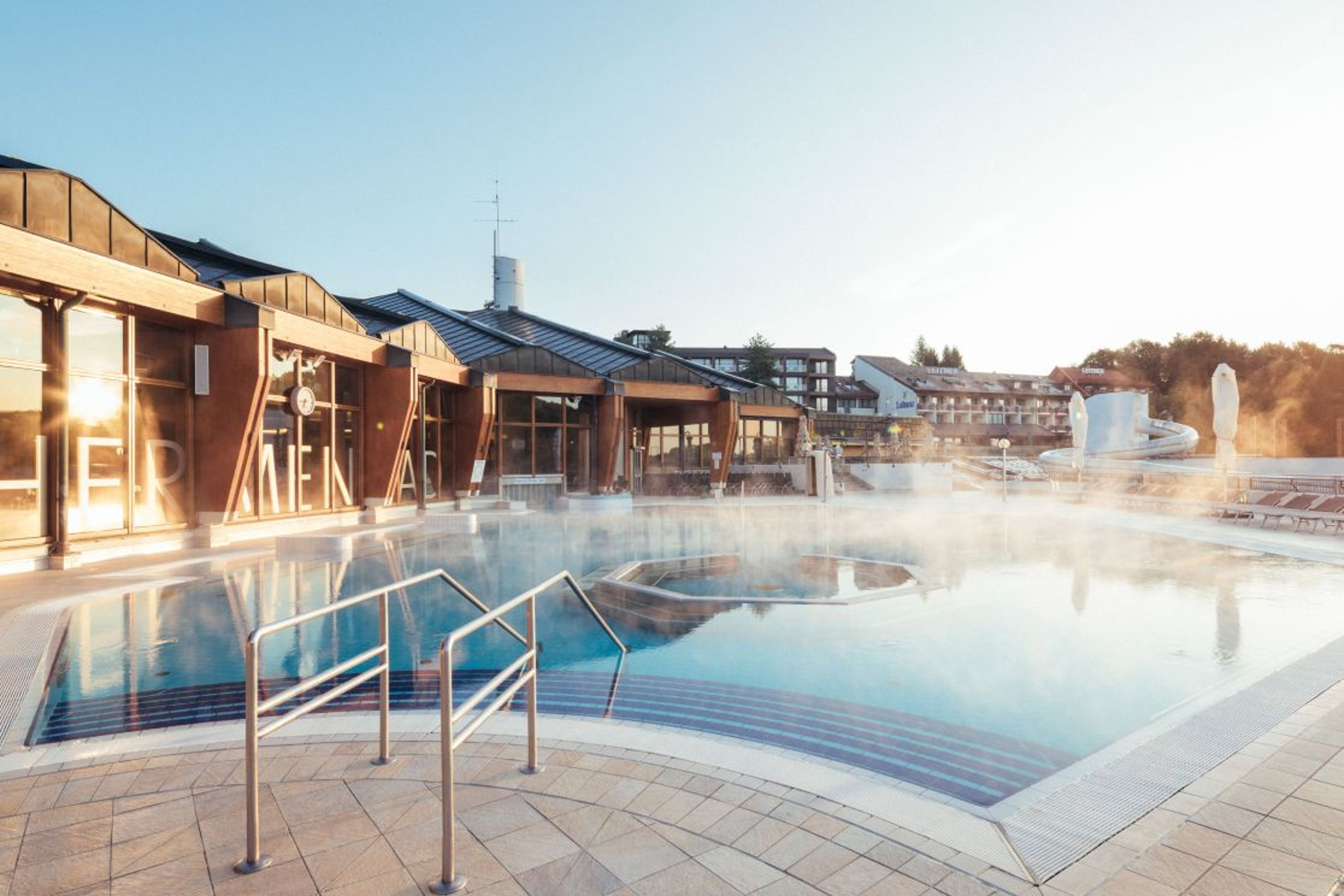 Ein Blick auf das Thermenbad mit Außenbecken in der Morgensonne.