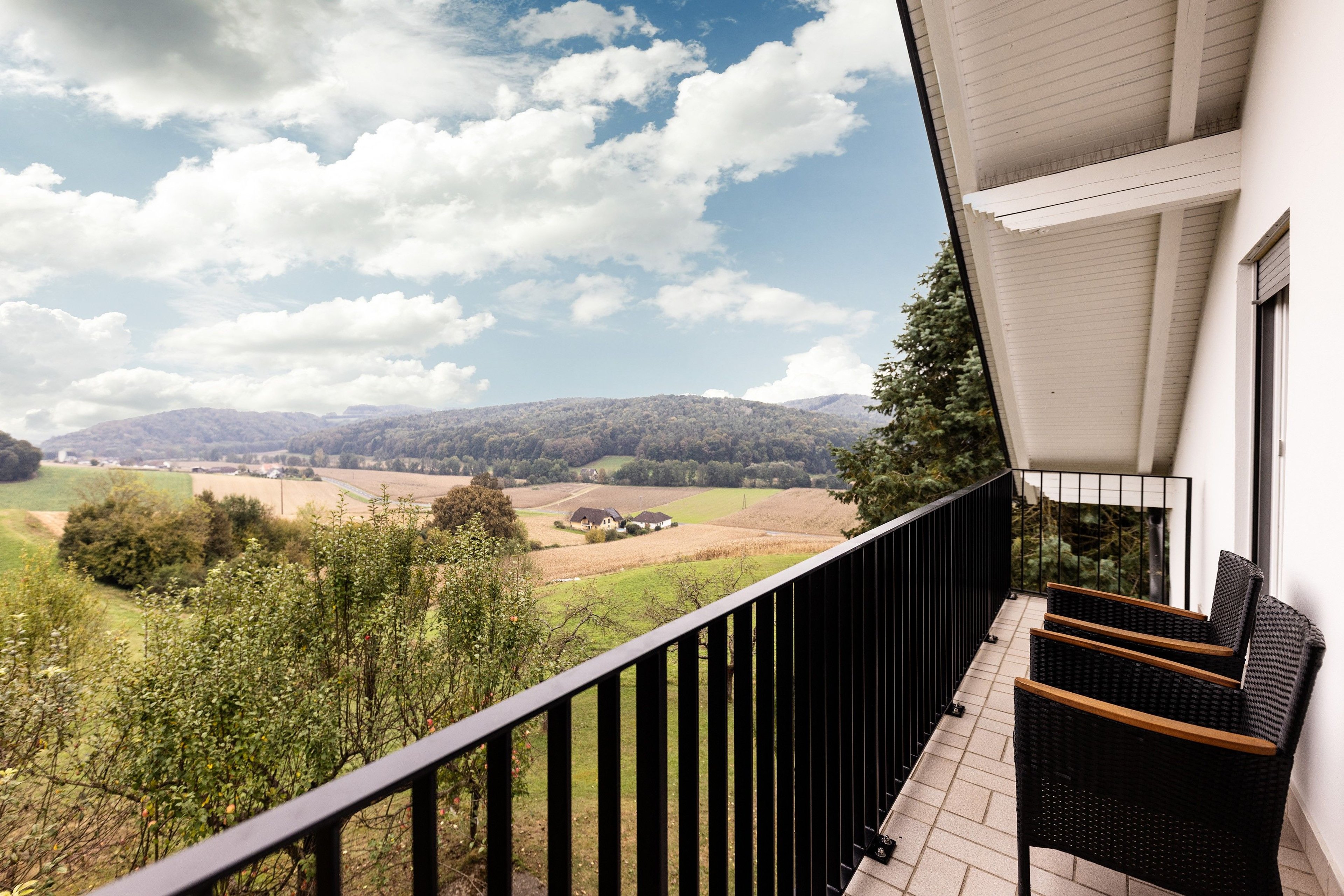 Monis Appartementhaus mit Blick in die wunderschöne Naturlandschaft.