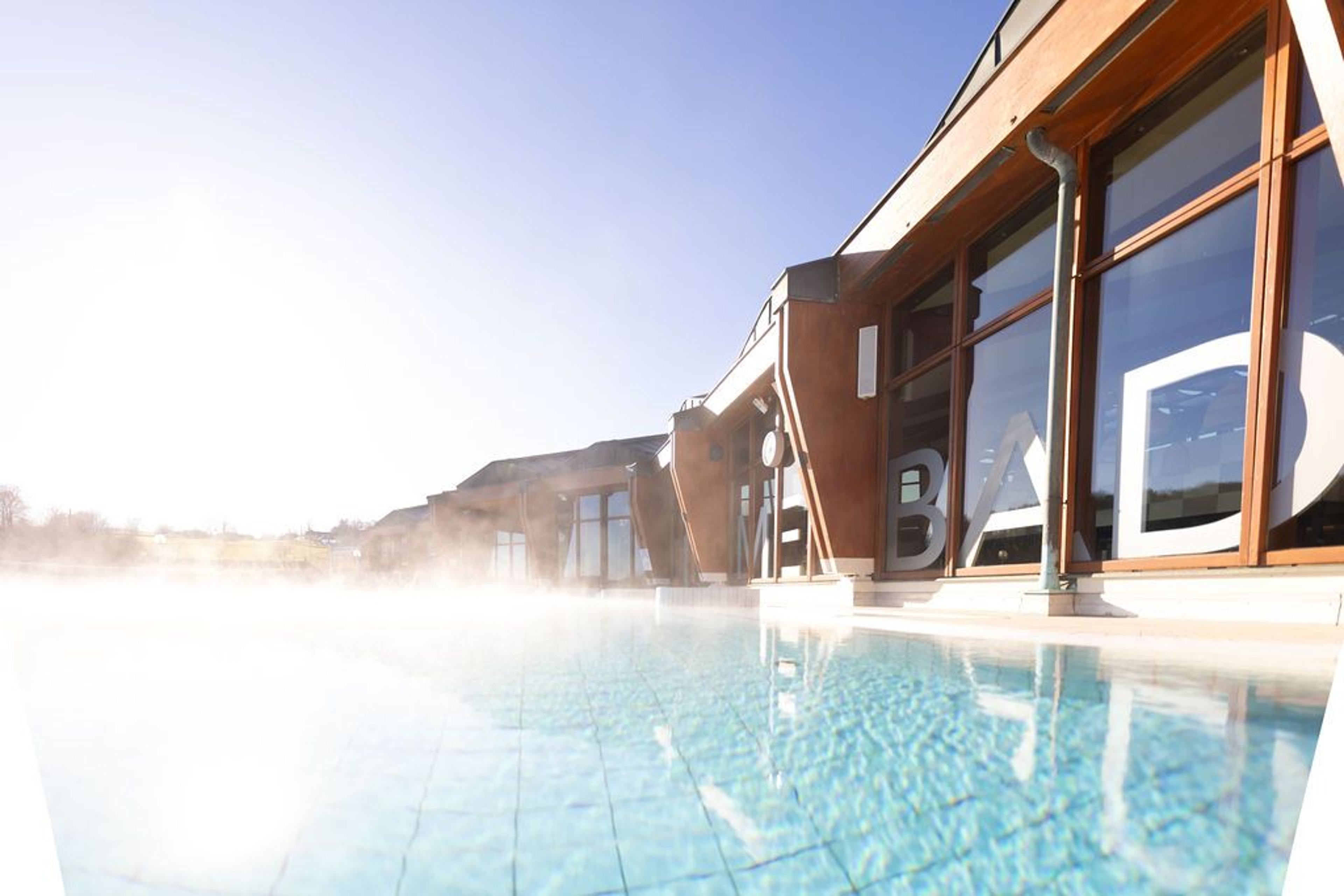 Thermenbad Außenbereich wo der Dampf aus dem heißen Thermalwasser aufsteigt