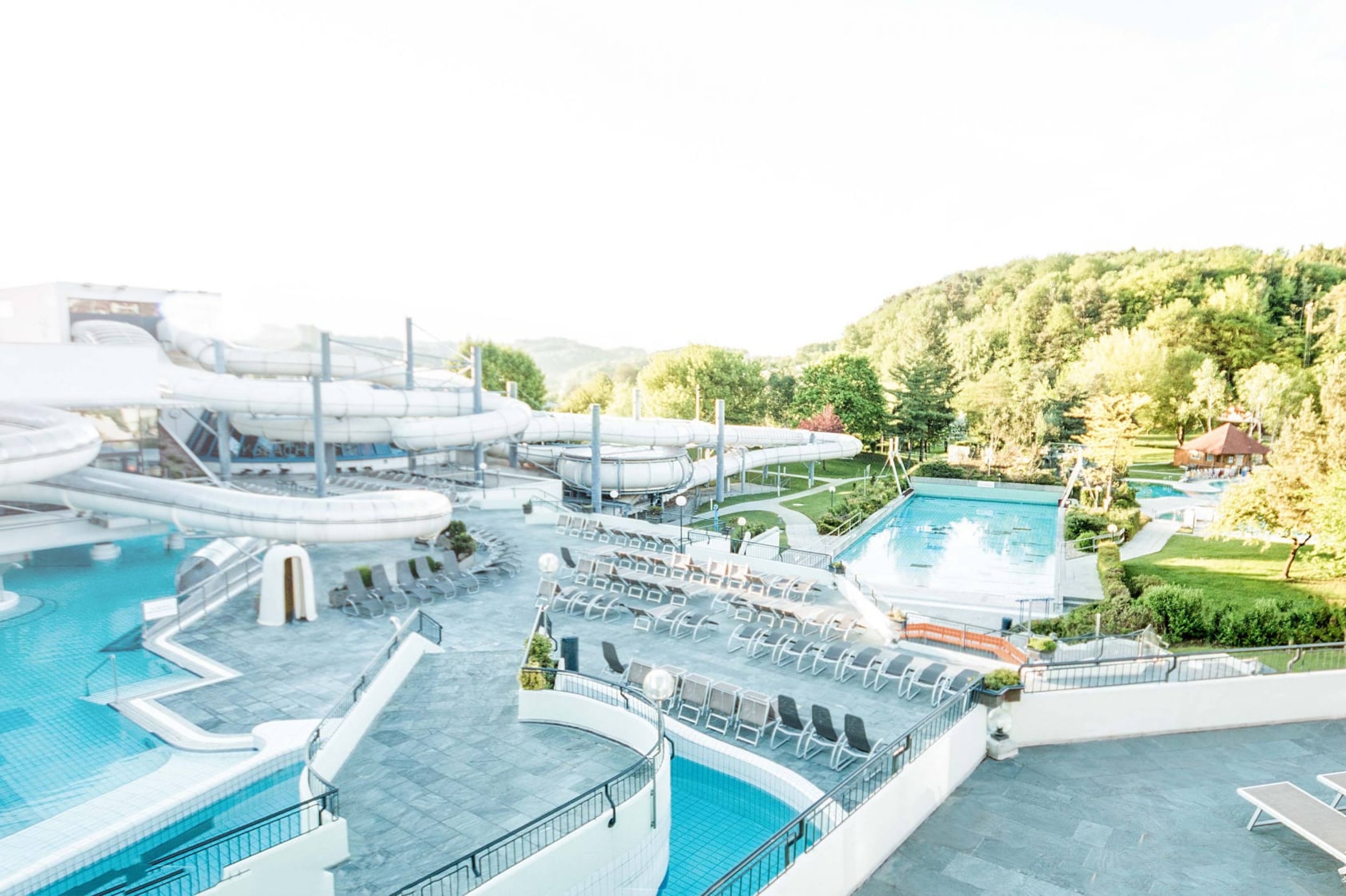 Luftaufnahme von der Panoramarutsche, dem Wildbach und des Wellenbeckens