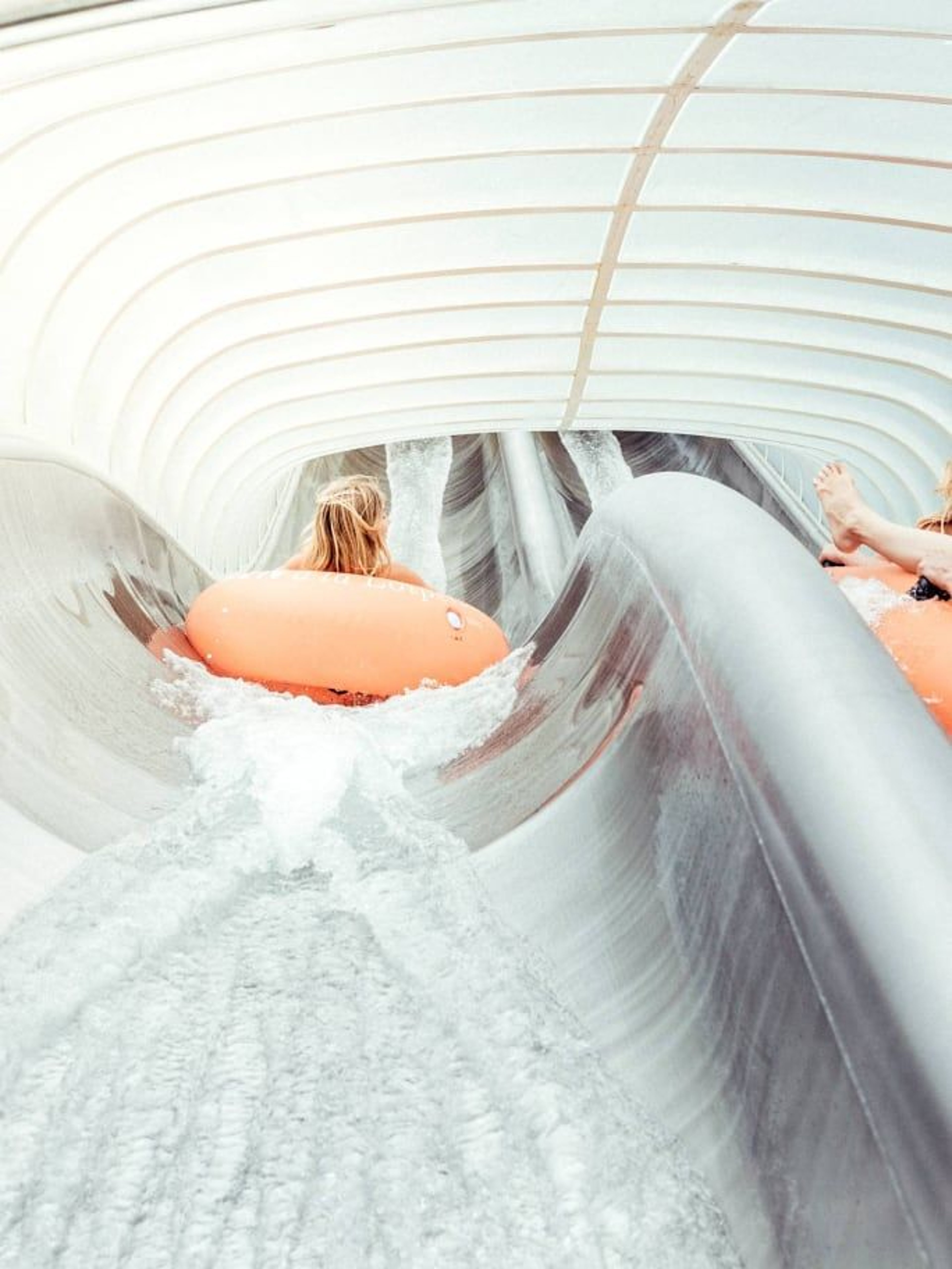 Rutschen mit orangen Reifen auf der Carrera Rutsche im Fun Park.