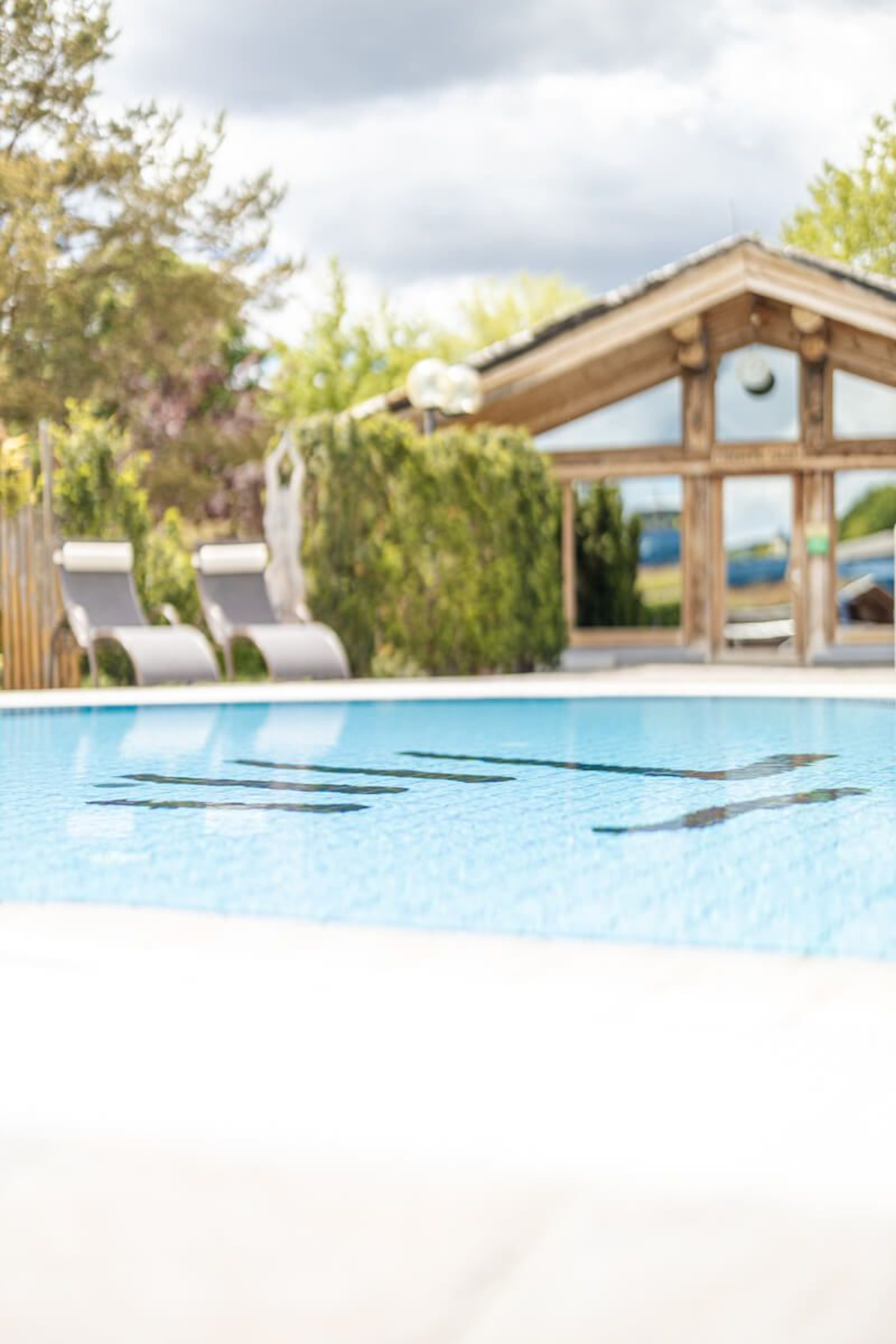 Thermalwasser im Kaltschwimmbecken vor der Panoramasauna.