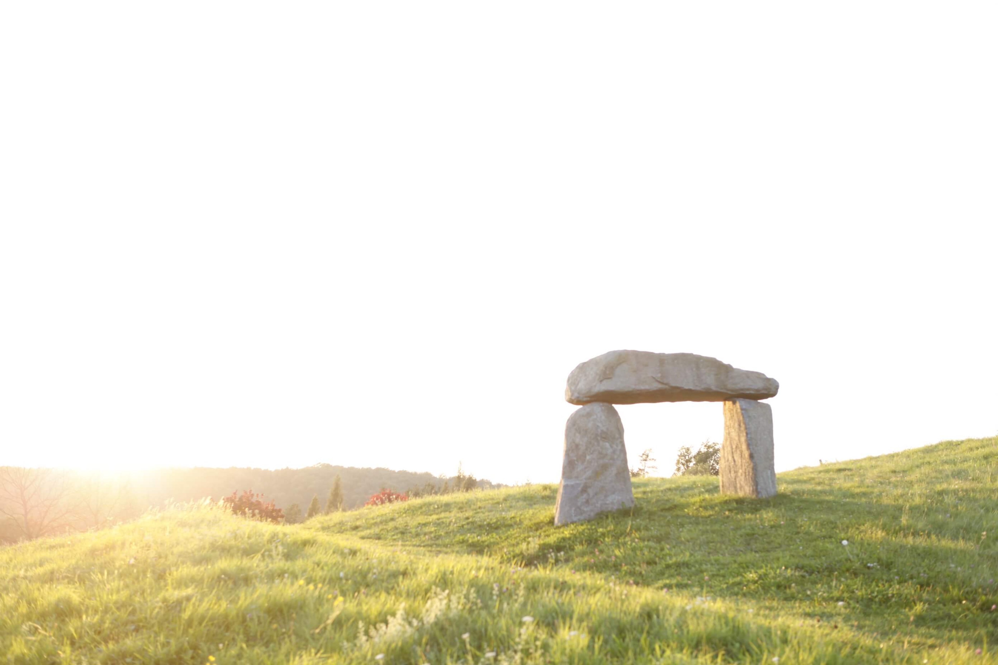 Ein Steinbogen im schönen Sonnenuntergangs-Licht.