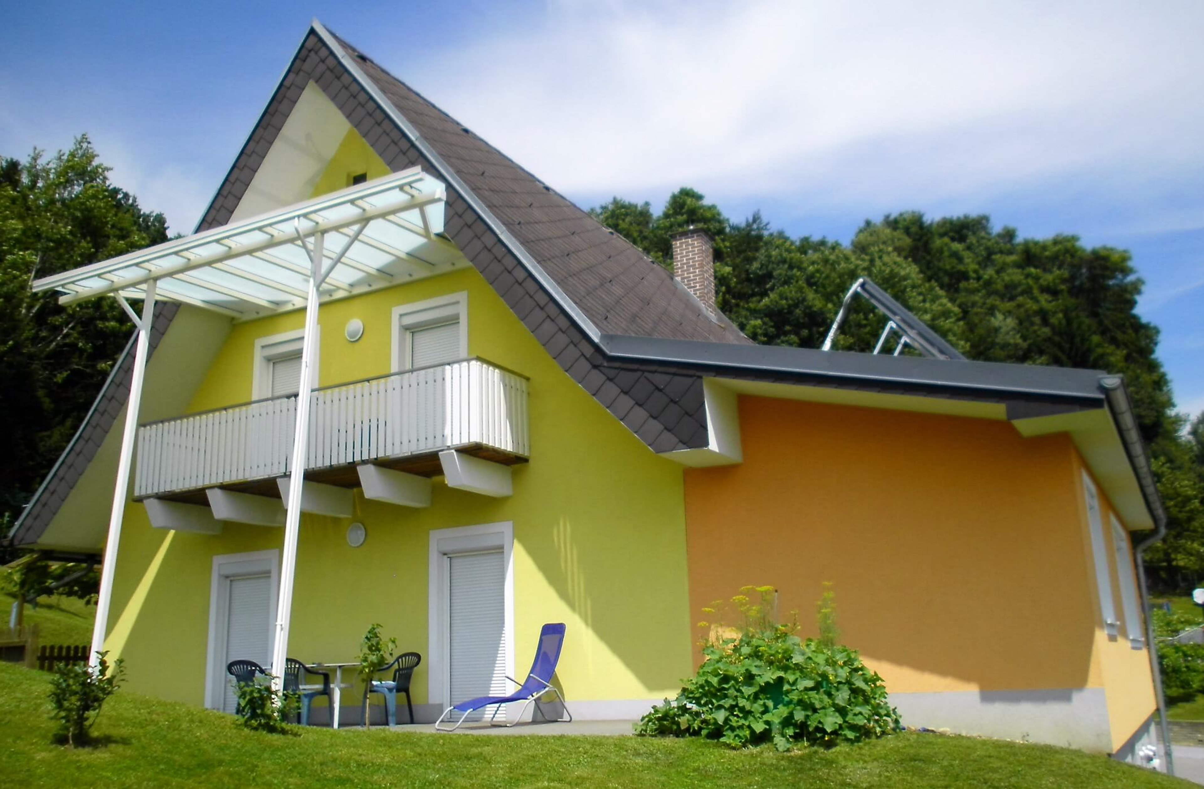 Das Gästehaus Karin von außen mit Blick in den Garten.