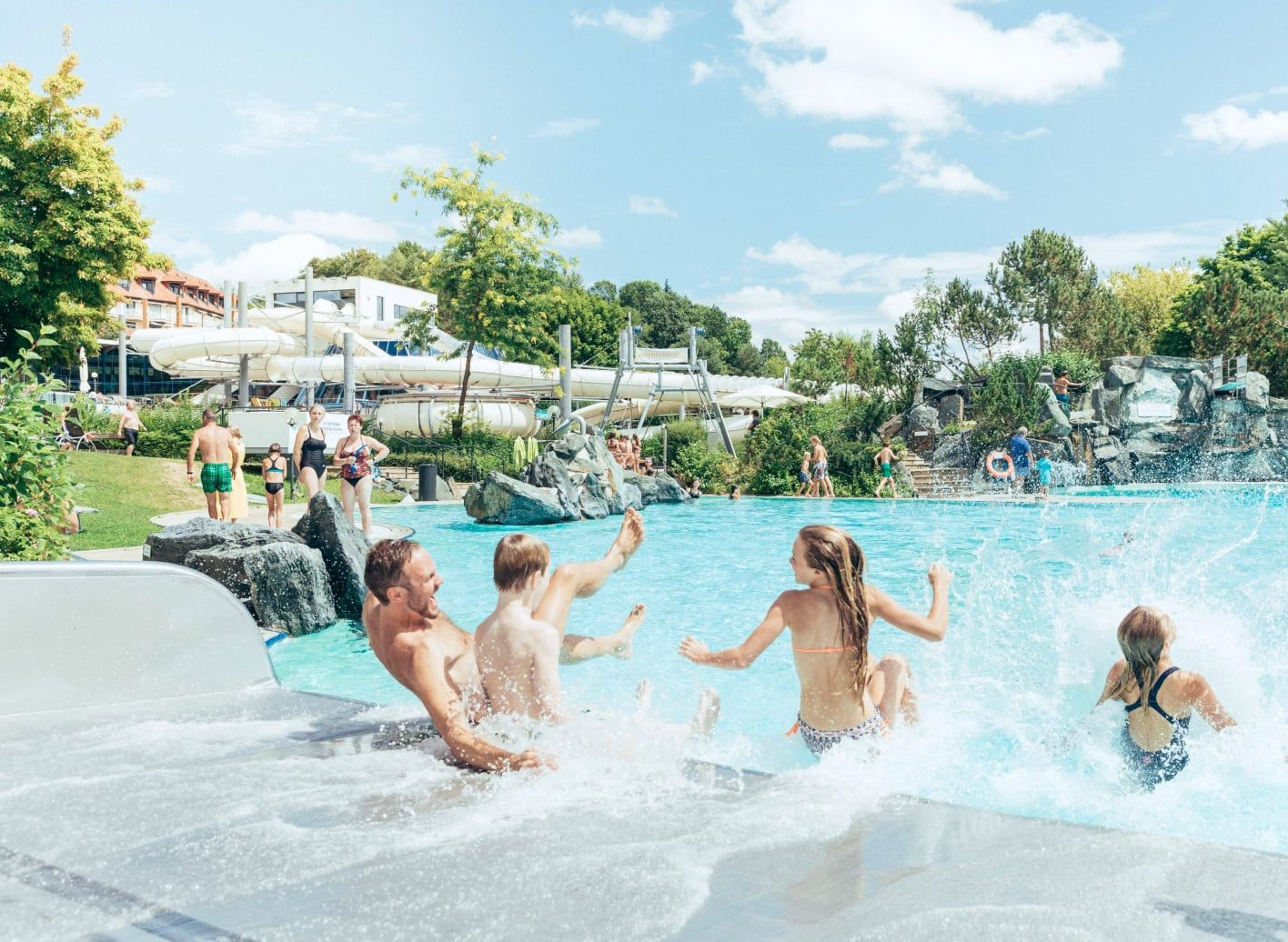 Die Breitenwellenrutsche im Außenbereich des Thermenressort Loipersdorf.