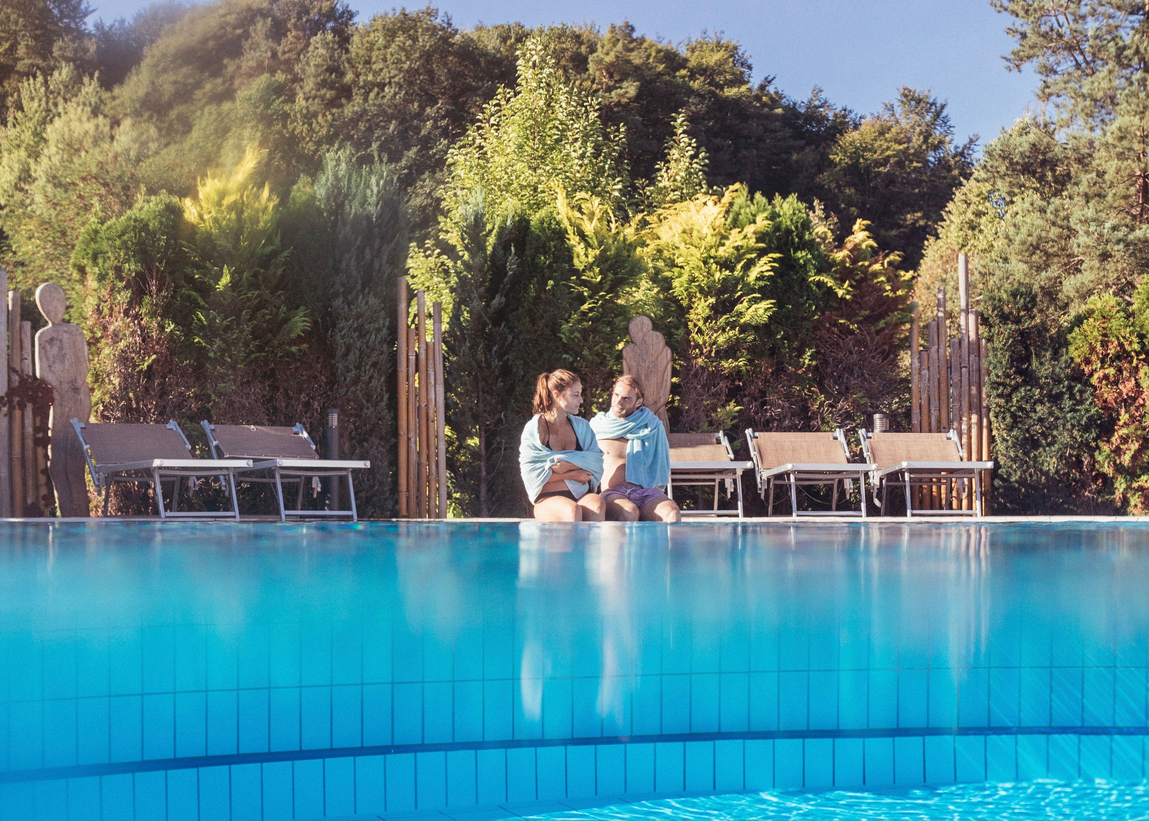 Pärchen sitzend am Kaltschwimmbecken