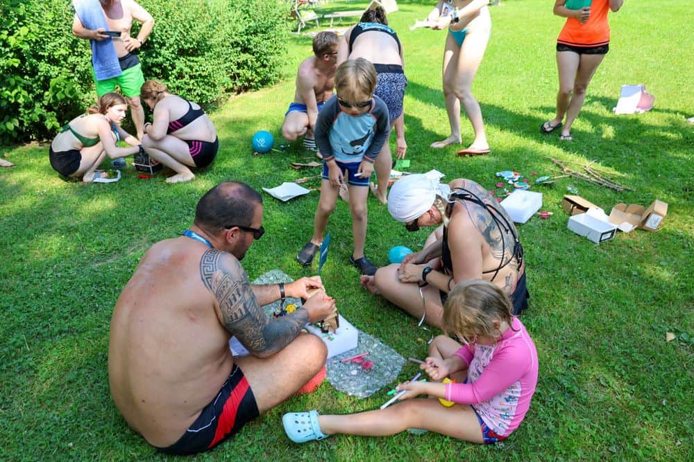 Families do handicrafts together