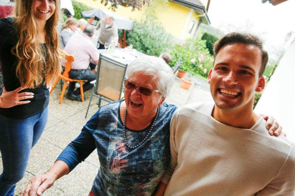 Lachende Menschen auf der Terrasse im Gästehaus Maria in der Nähe des Thermenresorts Loipersdorf.