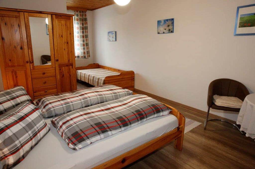 Ein Mehrbettzimmer im Gästehaus Maria in der Nähe des Thermenresorts Loipersdorf.