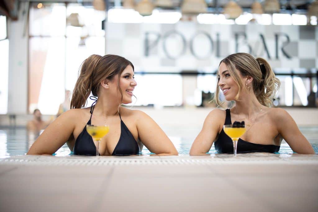 Zwei Freundinnen genießen gemeinsam einen Cocktail