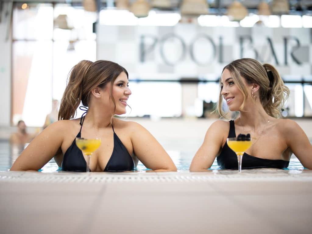 Zwei Freundinnen genießen gemeinsam einen Cocktail