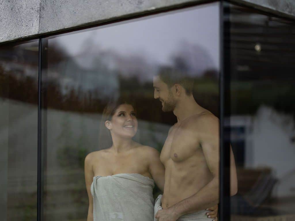 Ein Paar schaut sich verliebt in der Sauna an.