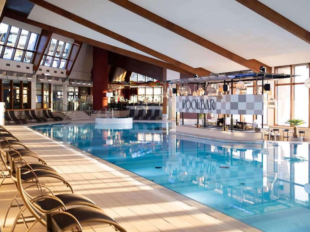 Poolbar im Thermenbad mit seitlichen Liegen.