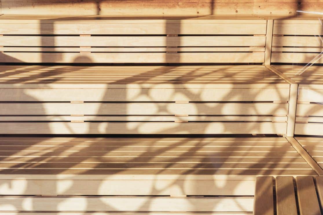 Die Holzbank in einer Sauna.