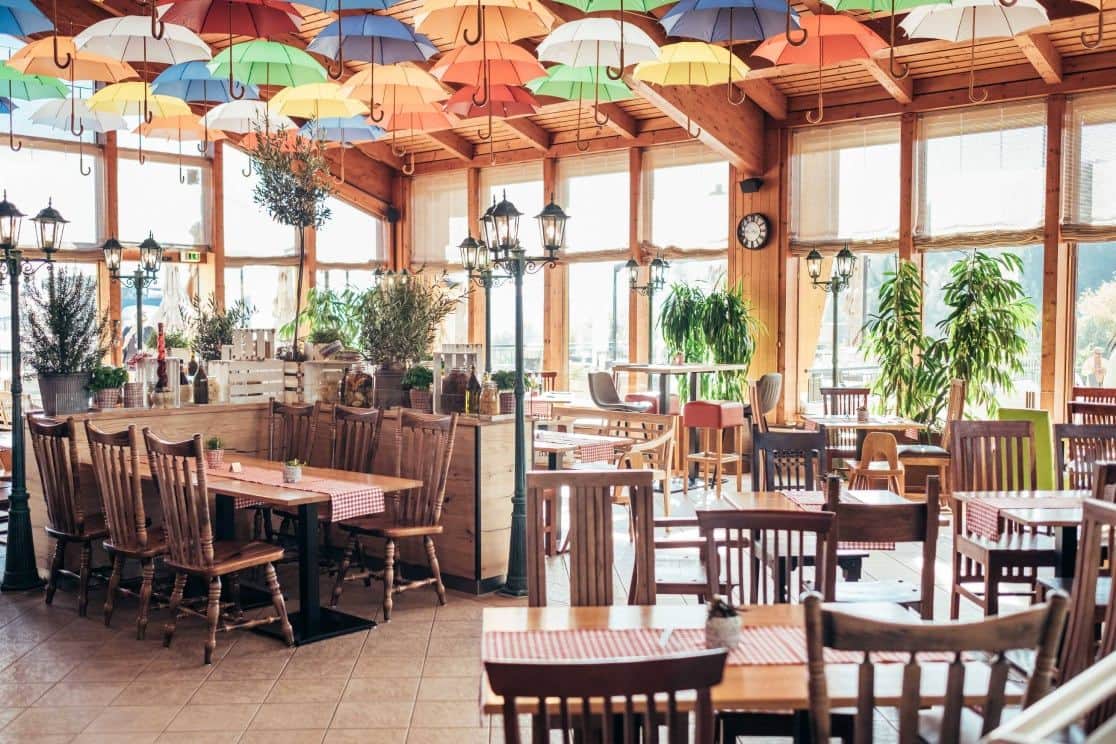 Speiseraum Don Camillo mit bunten Regenschirmen von oben