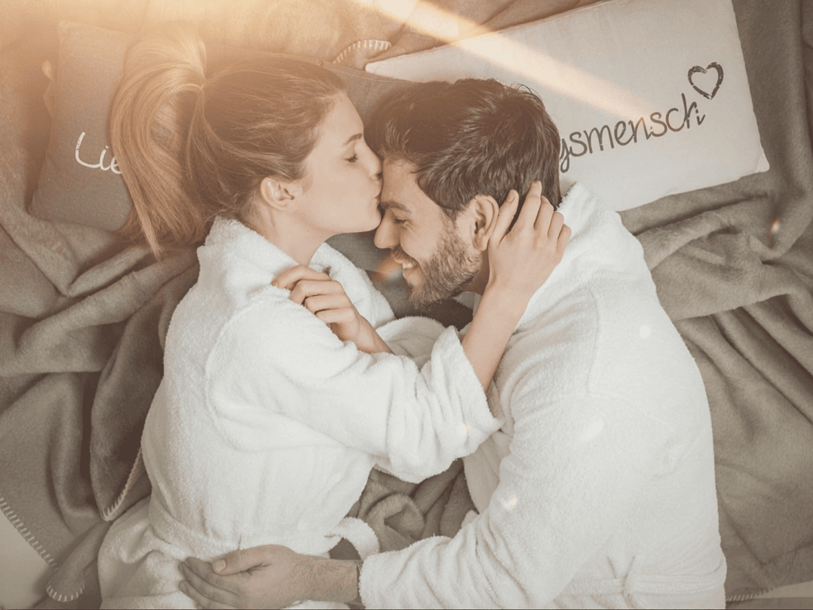 Ein Paar kuschelt im Private Spa mit Pool