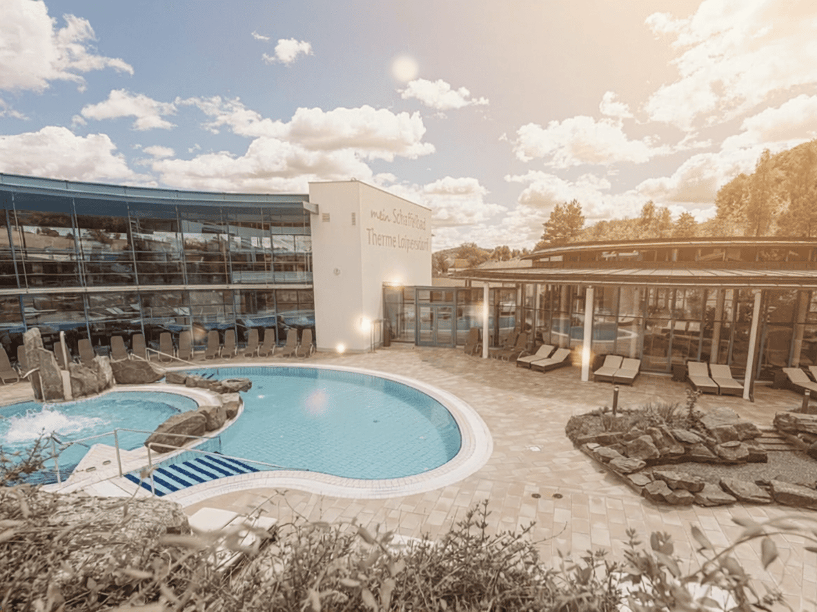 Das Felsenbecken und der Seepavillon im Schaffelbad bei Sonnenschein.