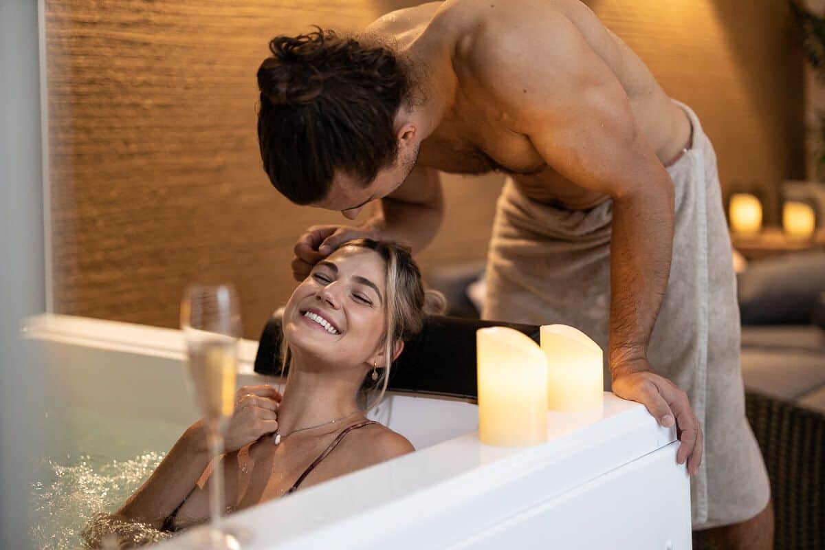 Verliebtes Pärchen im Private Spa mit Whirlwanne in der besondere Wohlfühloase im Thermenbad.