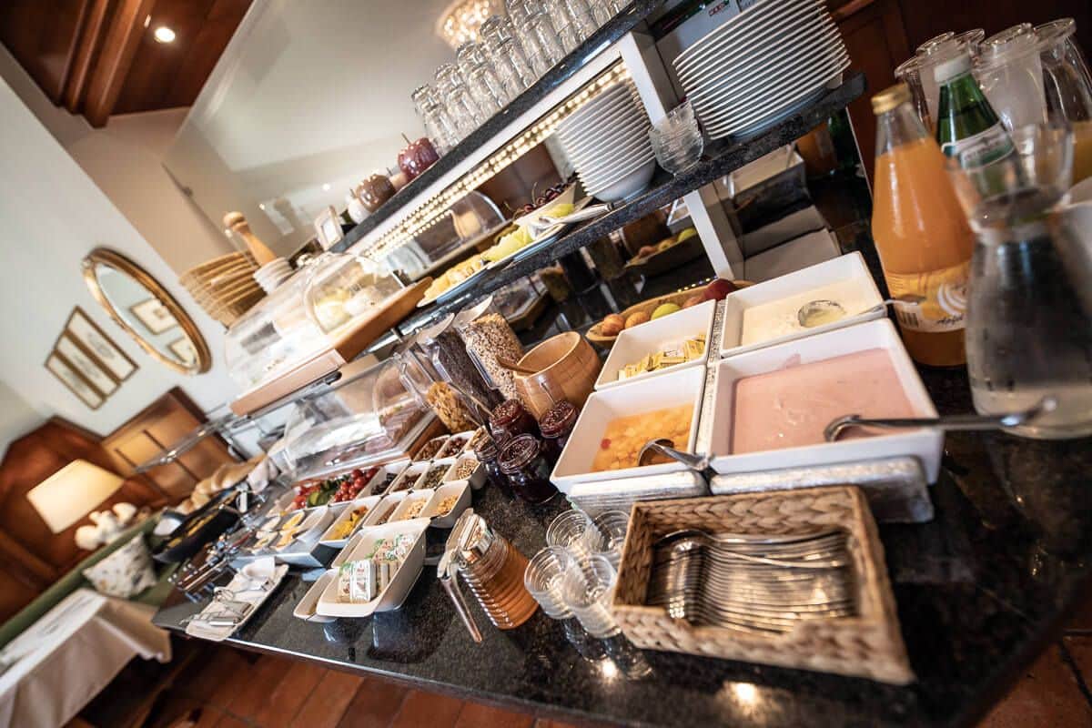 Das Frühstücksbuffet morgens in der Herberge.