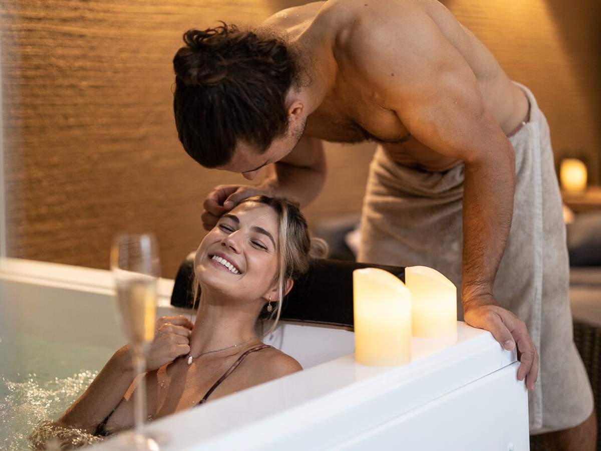 Verliebtes Pärchen im Private Spa mit Whirlwanne in der besondere Wohlfühloase im Thermenbad. 