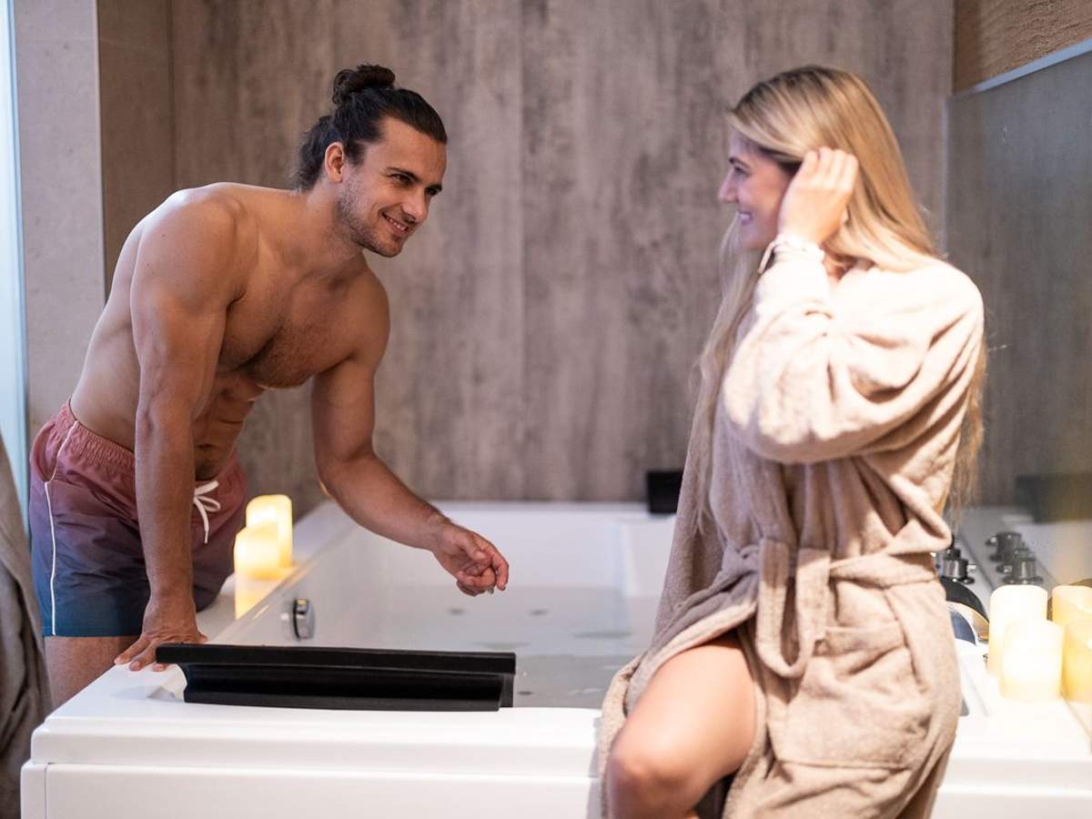 Ein Pärchen lässt das Wasser ein