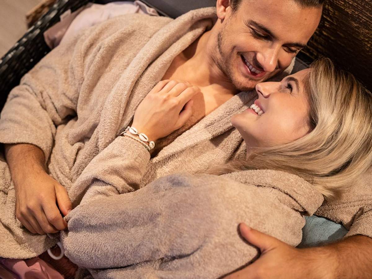 Ein verliebtes Paar im Private Spa im Thermenbad.