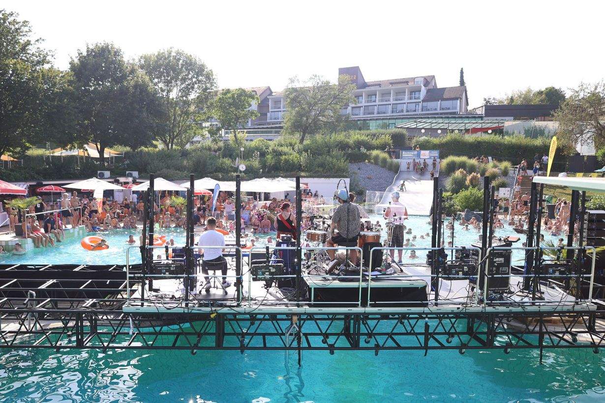 Band "ALLE ACHTUNG" gab ein Konzert am Acapulco Becken